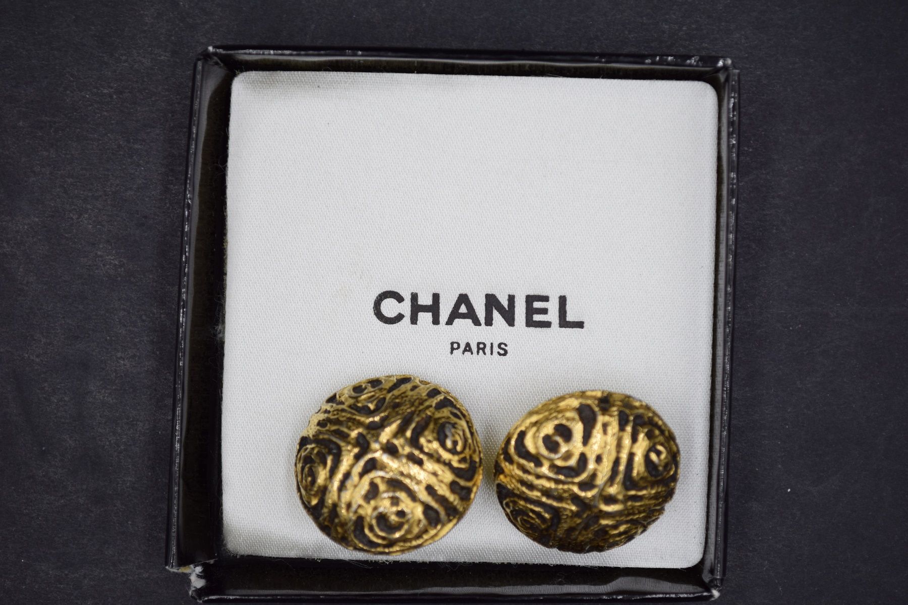 Null CHANEL
Circa 1980

Ein Paar kuppelförmiger Ohrringe aus vergoldetem Metall &hellip;