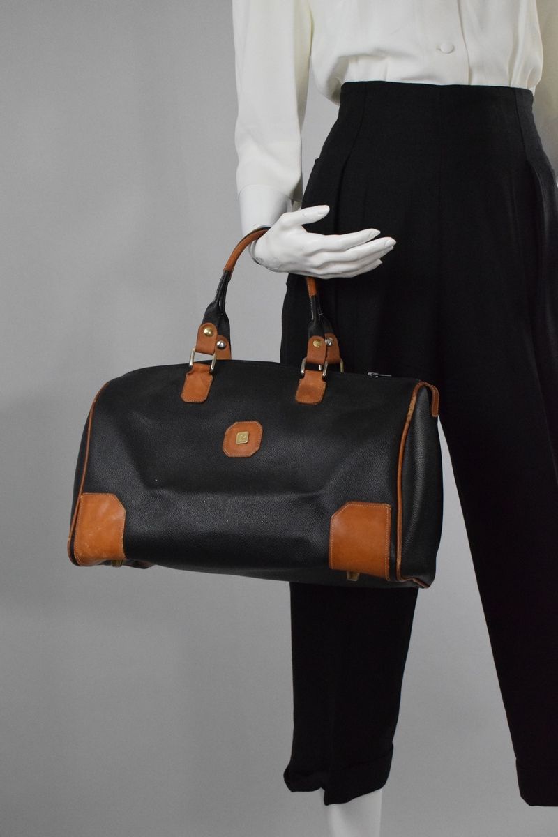 Null 皮埃尔-卡丹 

波士顿手袋，黑色涂层帆布和天然皮革材质。 
轻微磨损和摩擦。 

尺寸：25 厘米 x 35 厘米 x 20 厘米