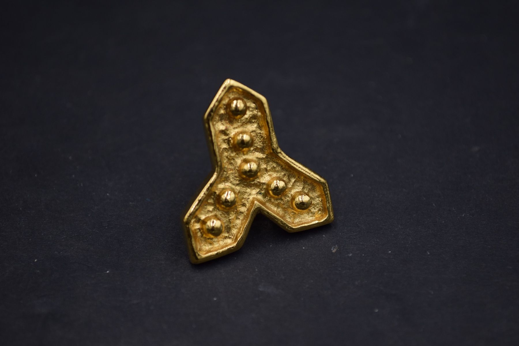 Null YVES SAINT LAURENT
Circa 1990

Broche " pin's "en métal doré, la lettre " Y&hellip;