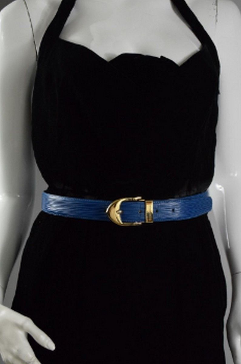 Null 路易威登 
约 1990 年

蓝色人字形真皮腰带，镶金饰。
带扣上有签名。
保存非常完好，接近全新，这样的保存状况非常罕见。 

尺寸：85 厘米
