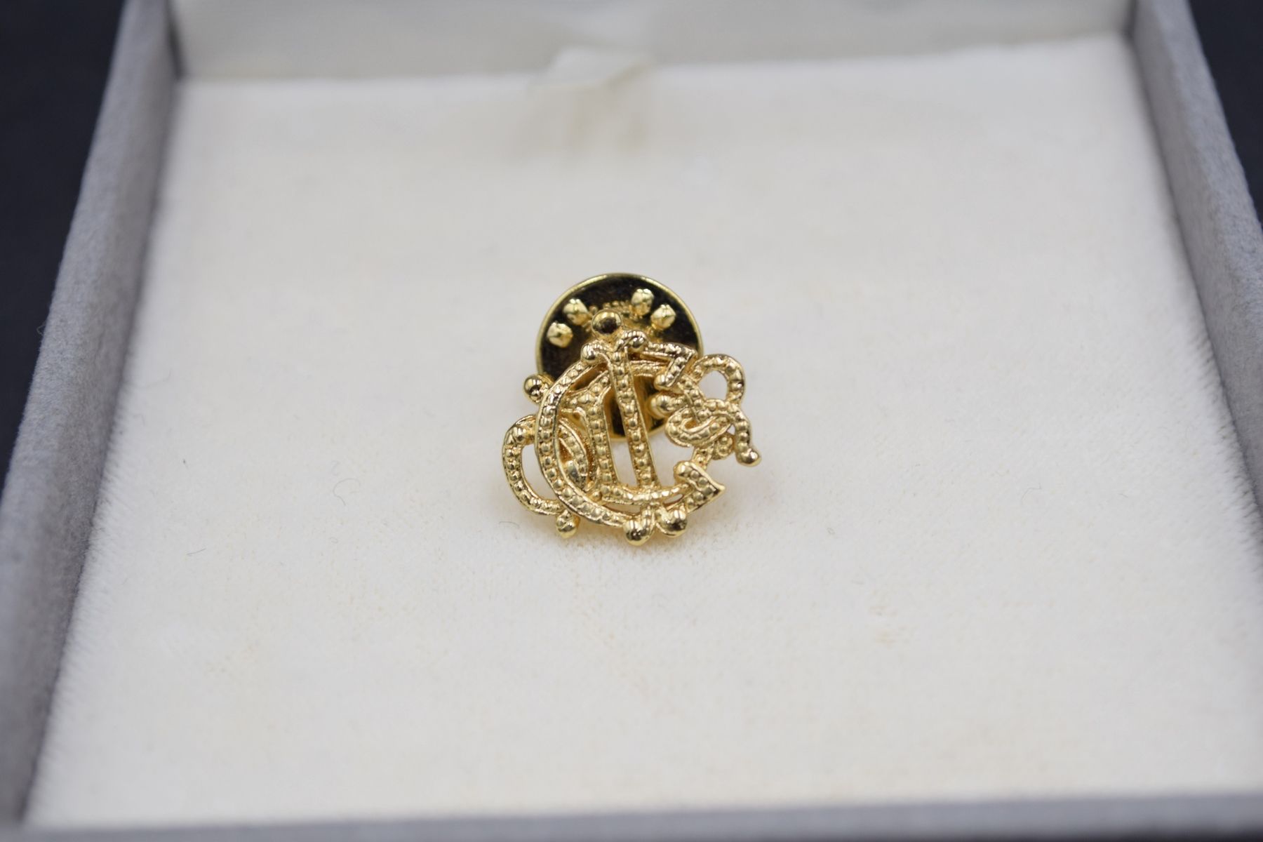 Null CHRISTIAN DIOR
Circa 1990

Pin in gilded metal. Signed Dior on reverse. A s&hellip;