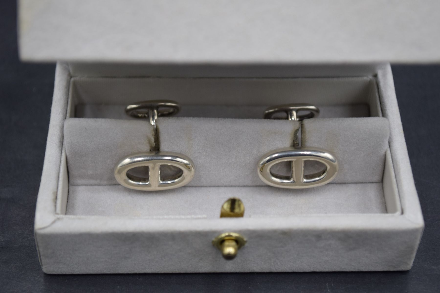 Null HERMES
Pair of stirrup-shaped silver (925/1000°) cufflinks, signed. In a ca&hellip;