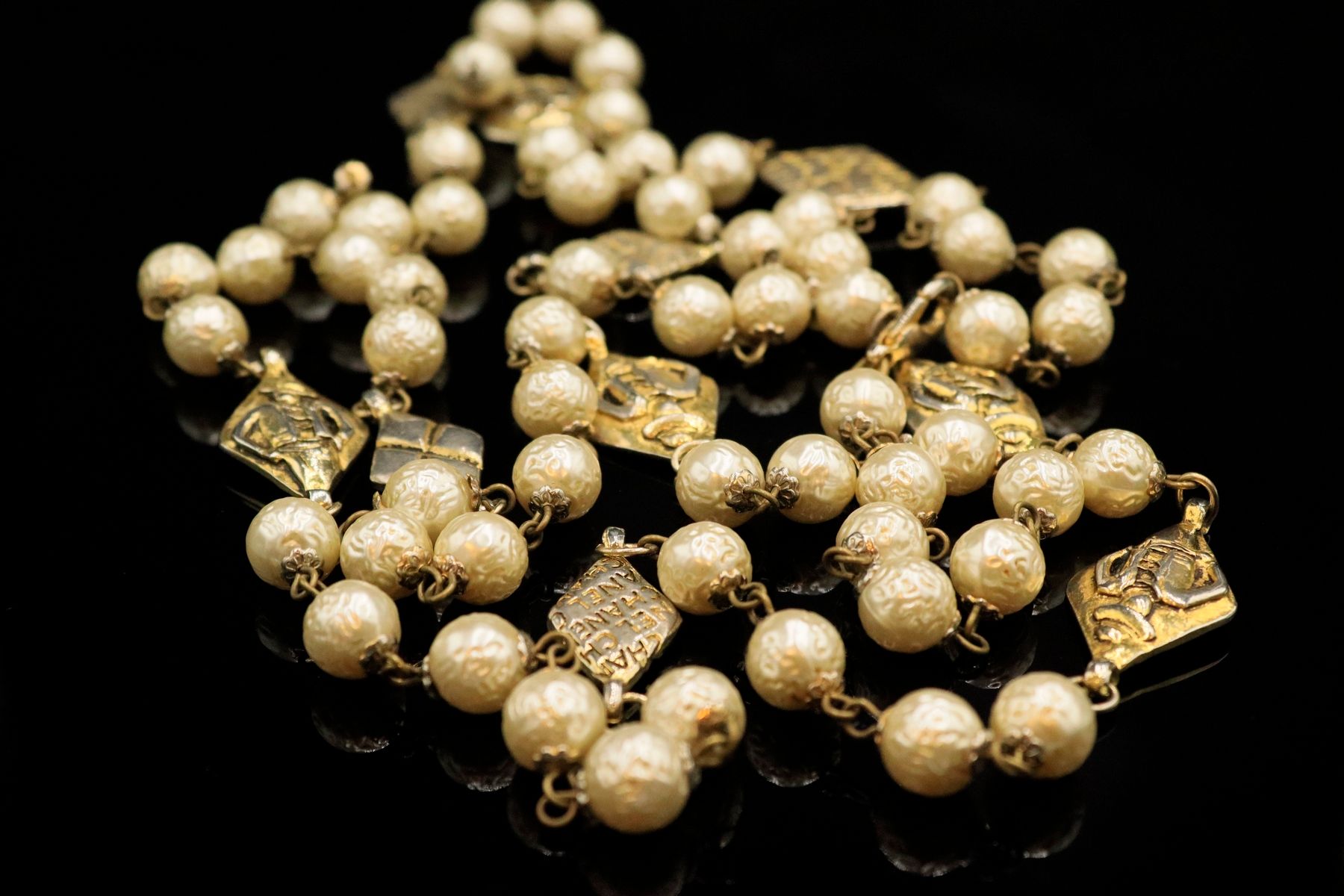 Null CHANEL 
Circa 1980

Sautoir perles fantaisies et métal doré à maillons déco&hellip;