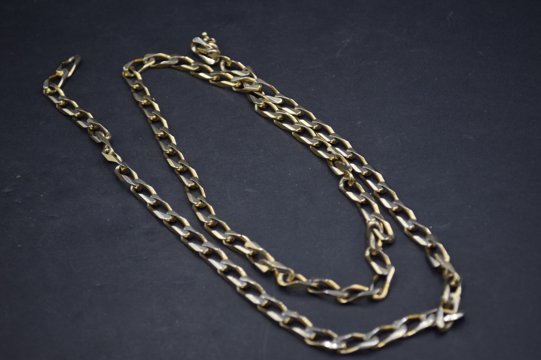 Null NINA RICCI
Circa 1990

Metal horse chain, signed on the clasp.

Length : 77&hellip;
