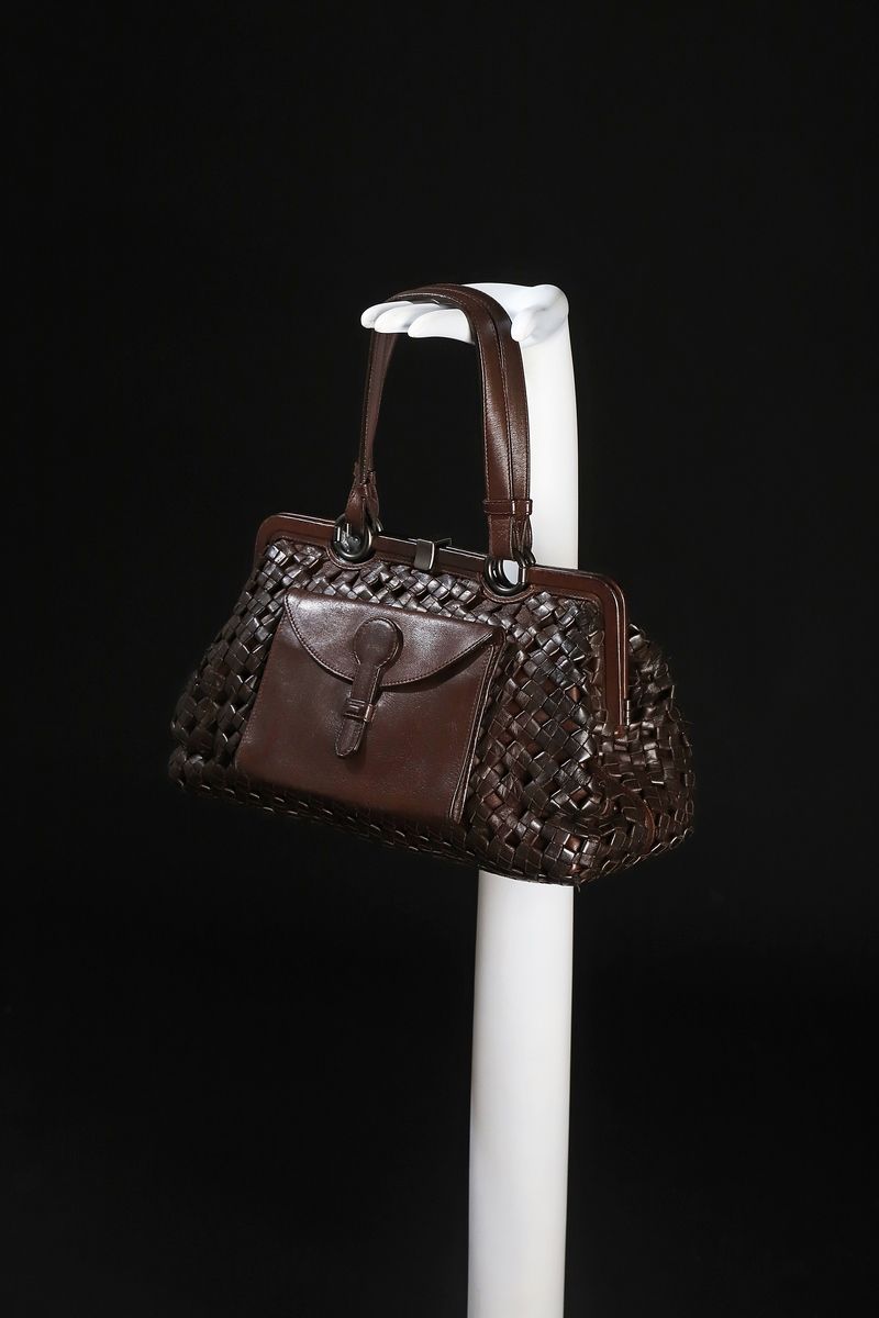 Null BOTTEGA VENETA 限量版

罕见的棕色部分 intrecciato 皮革手提包或肩背包，手工系带，正面有一个小贴袋，钩扣。 
限量 250&hellip;
