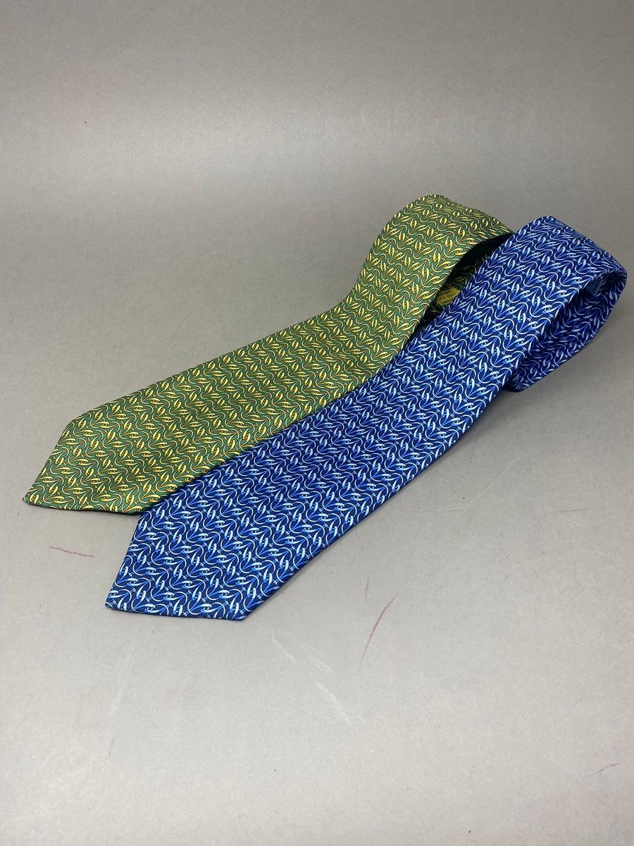 Null 赫尔梅斯
两条签名真丝领带；编号 7759 TA，一条蓝色，第二条绿色。