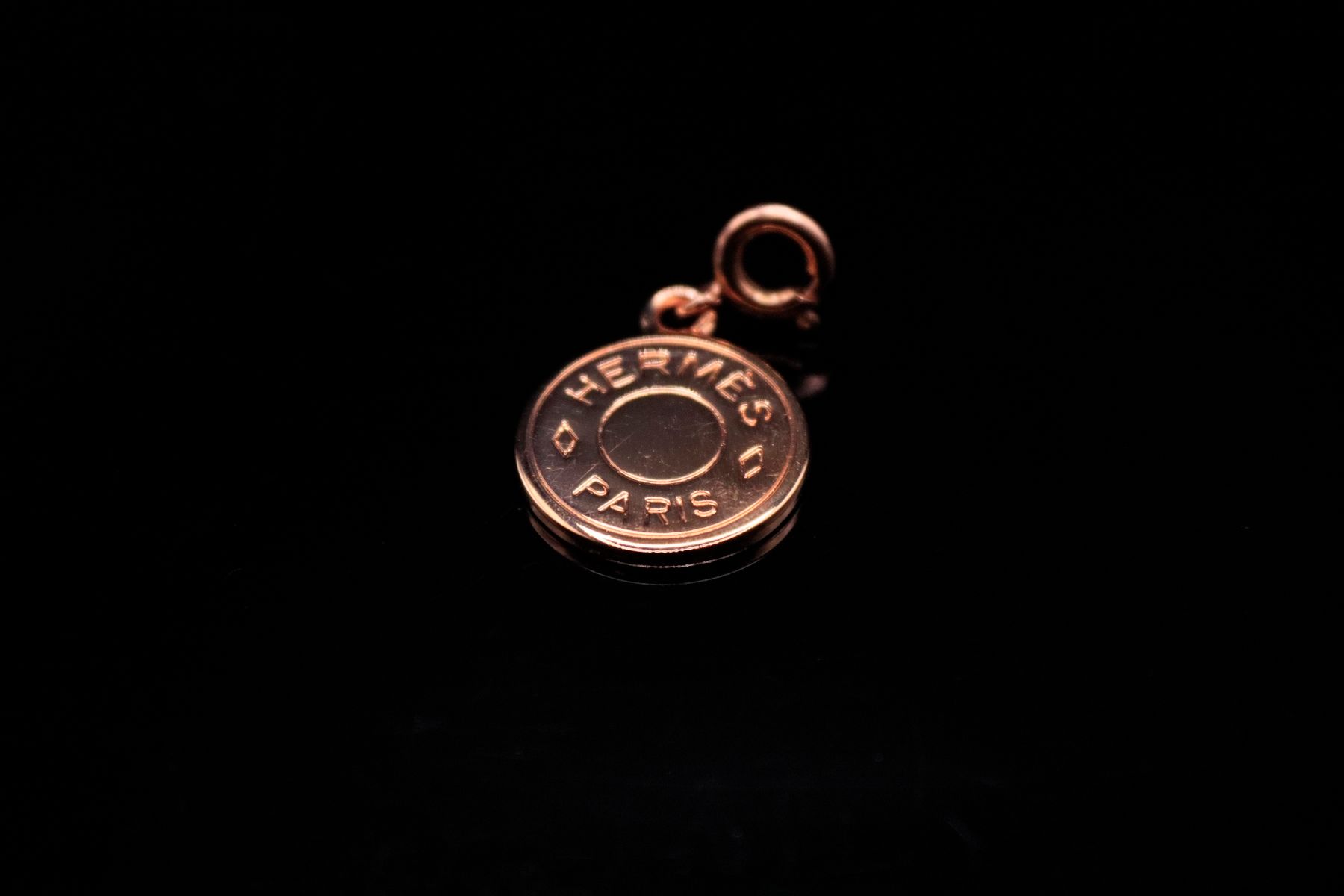 Null HERMES PARIS

Pendentif de forme circulaire en métal doré, portant l'inscri&hellip;