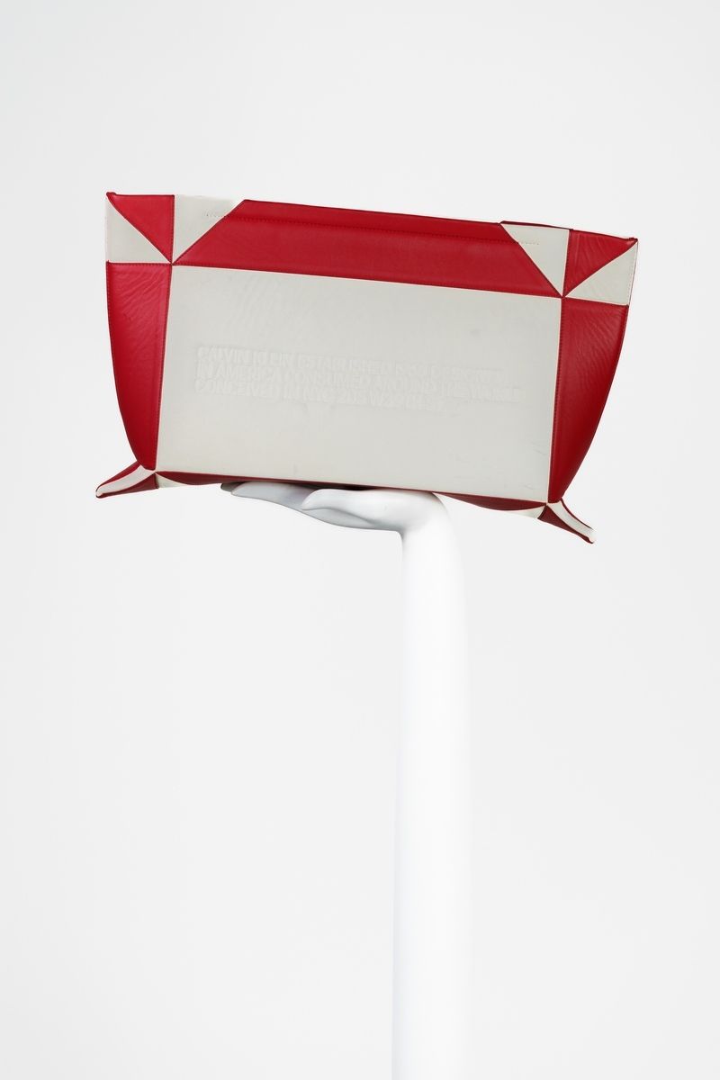 Null CALVIN KLEIN 

Red and white XL envelope with origami-style modular constru&hellip;