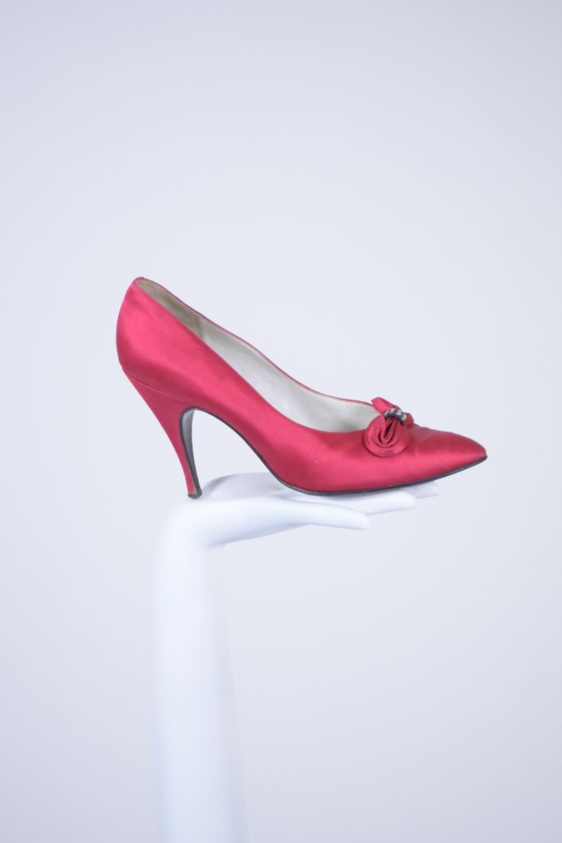 Null 克拉伦斯
约 1960 年

石榴石色缎面高跟鞋，前端饰有水钻蝴蝶结。 
鞋跟：10.5 厘米 
尺寸：约 38
鞋跟和鞋底磨损。