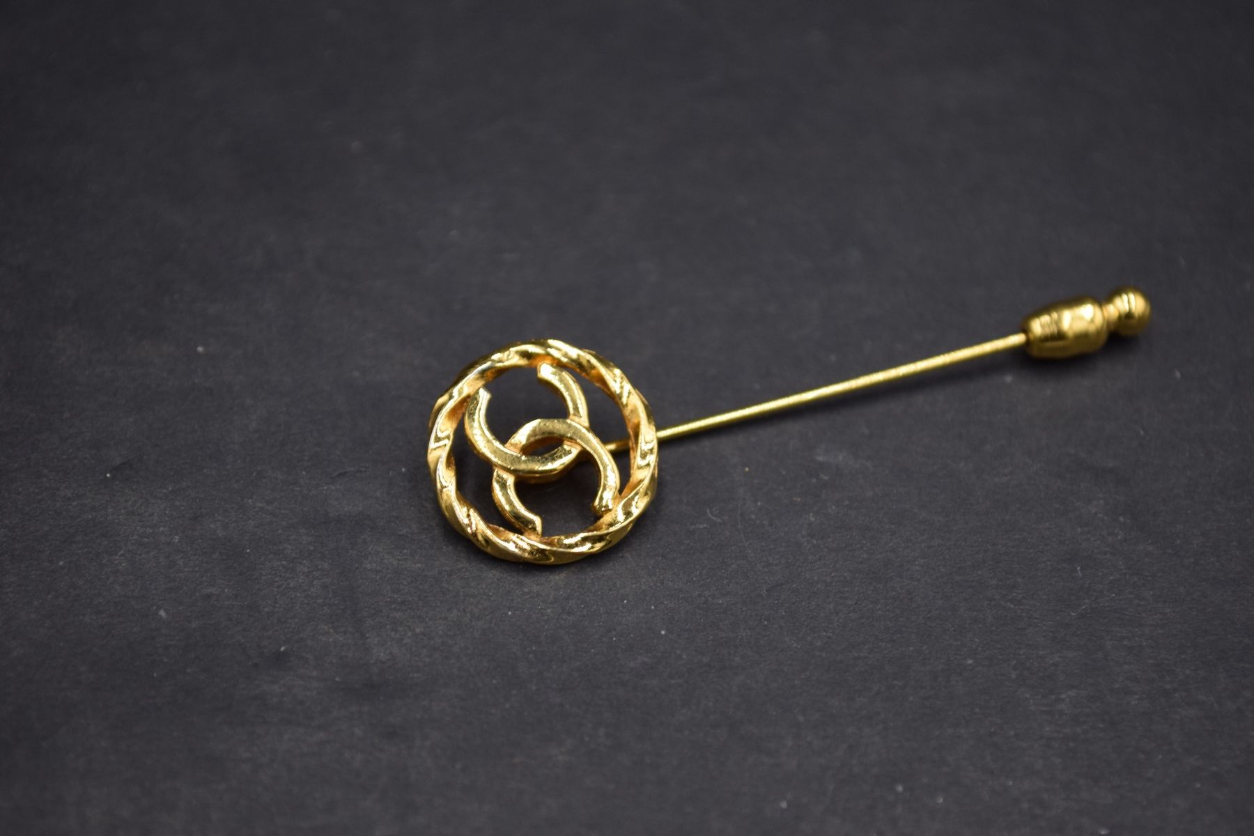Null CHANEL
Circa 1990

Gold-plated metal scarf pin. Signed on reverse with ref.&hellip;