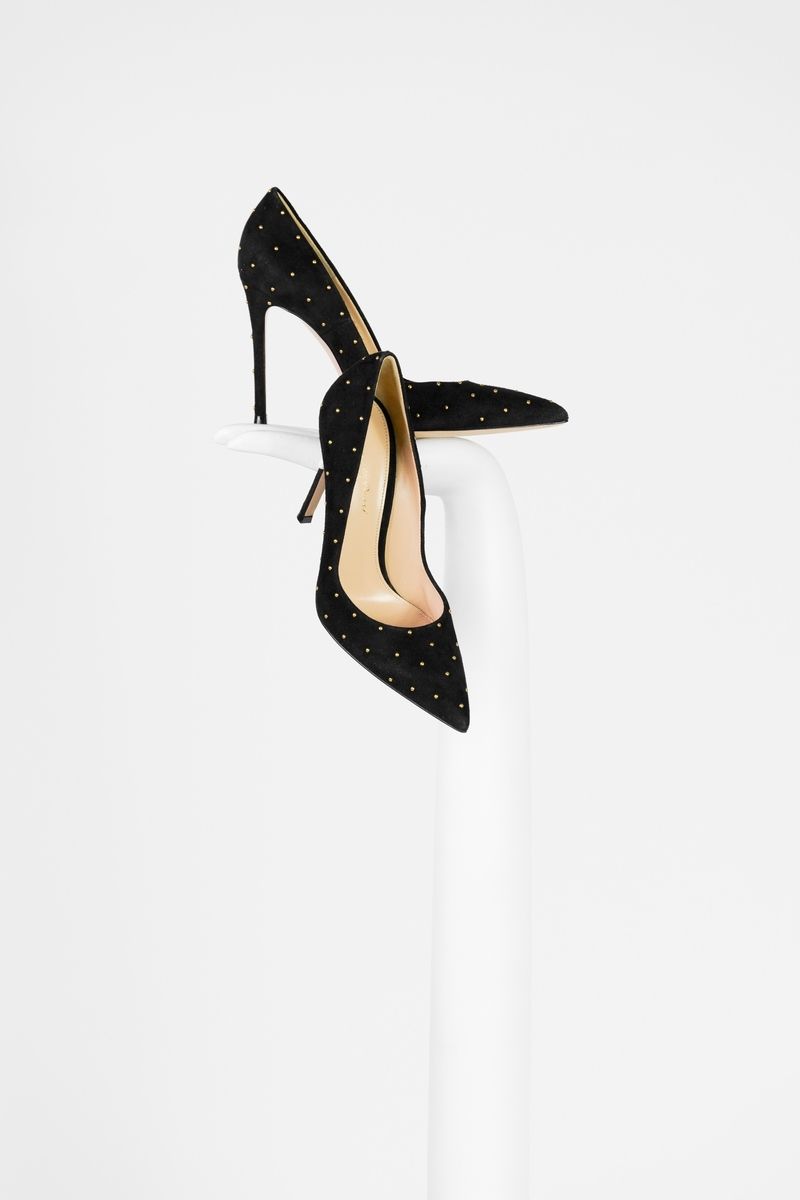 Null GIANVITO ROSSI

Pair of black suede high-heeled pumps with gold stud detail&hellip;