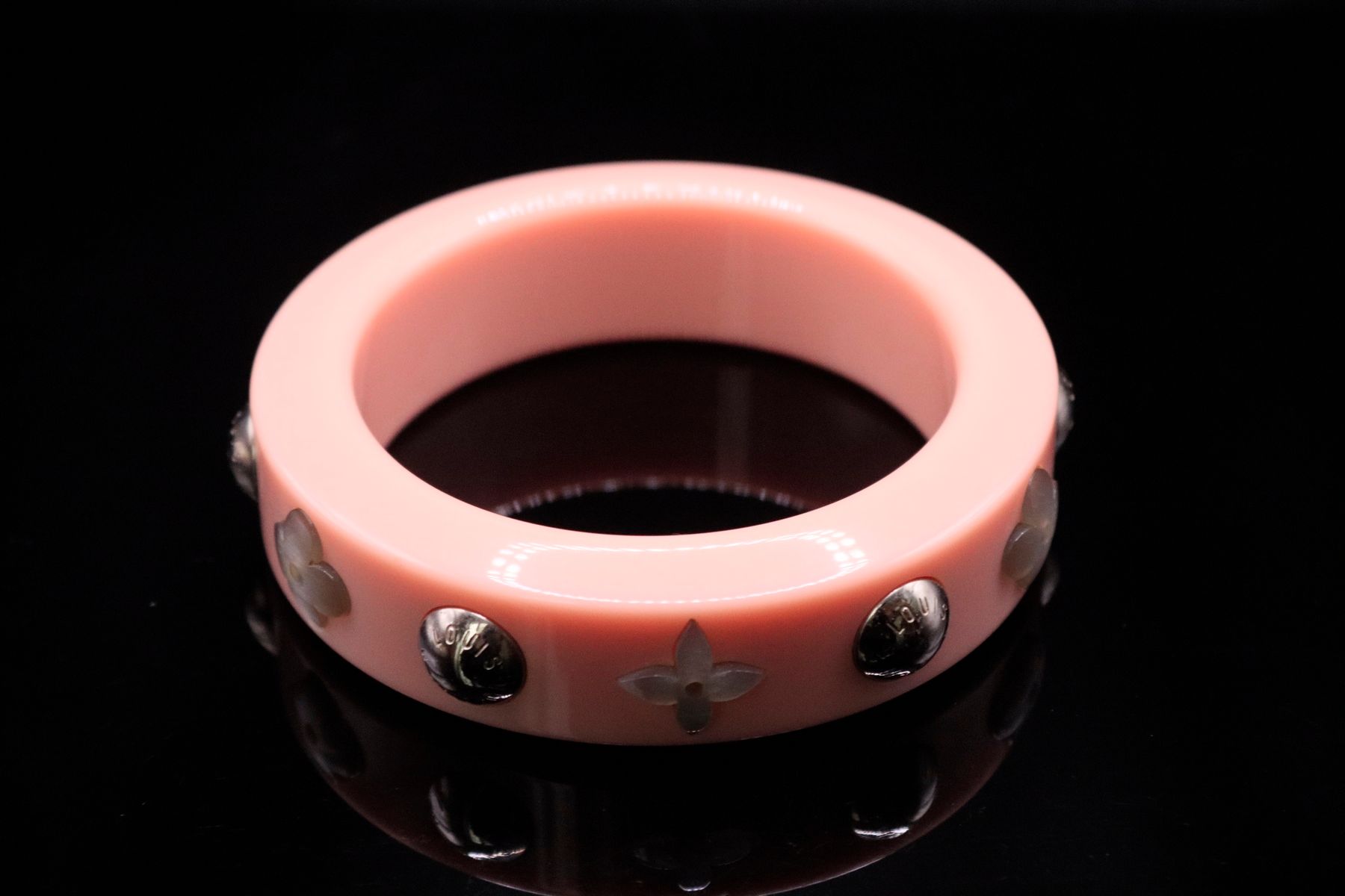 Null LOUIS VUITTON 

Bracelet bangle en résine rose pâle décoré des motifs typiq&hellip;