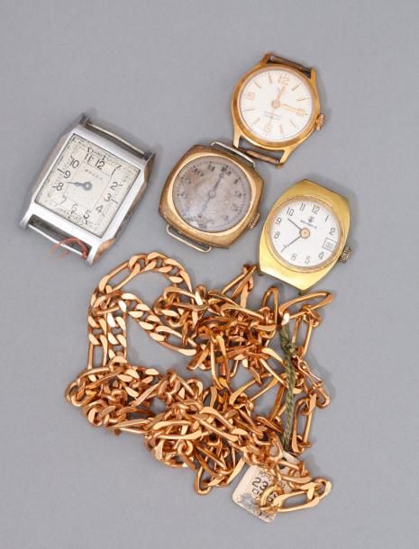 Null Lot de quatre boitiers de montre en métal et deux colliers plaqué or.
