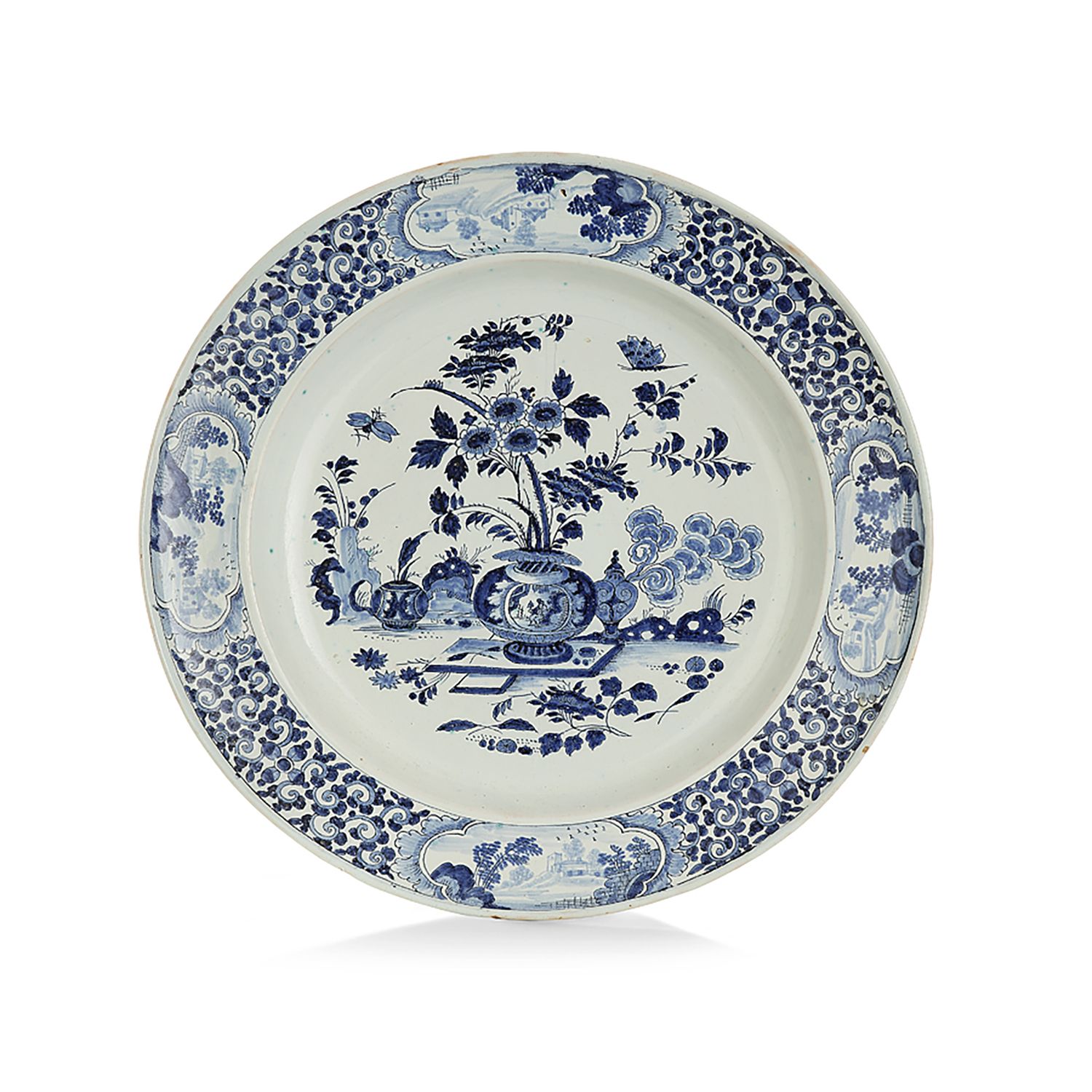 Null 鲁恩，圆盘，17世纪末，18世纪初

一个以蓝色单色装饰的中国风格的圆形陶盘，中间是花瓶，阳台上有一个香水炉，两翼装饰着以叶子为背景的四座山水。

一&hellip;