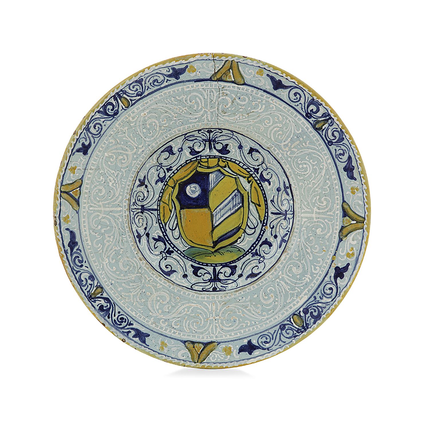 Null 小圆盘，意大利，16世纪风格

马乔利卡，多色装饰，在贝雷蒂诺的背景上有一个徽章的纹章，装饰有黑底白字的叶子。

(裂缝)

一个圆形的意大利盘子，以&hellip;