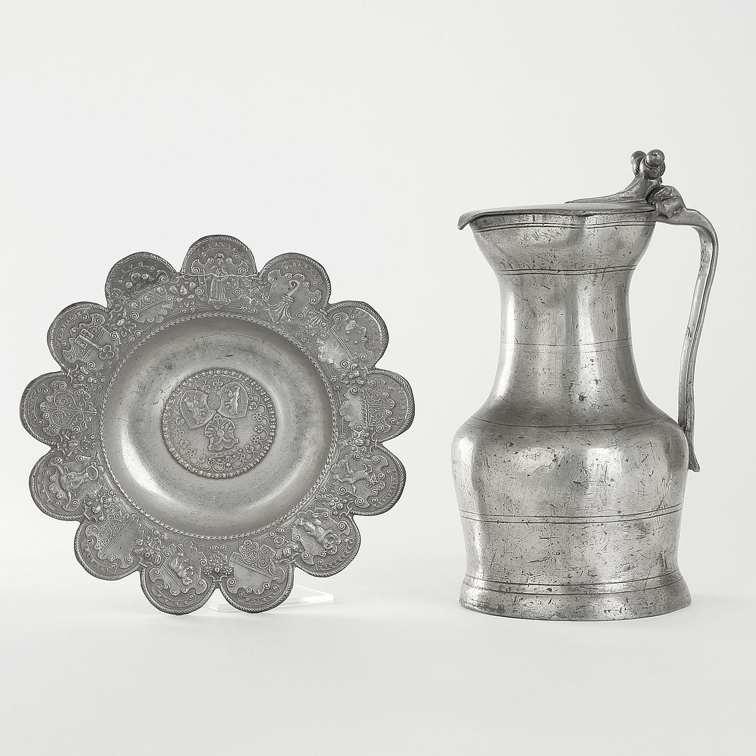 Null 大量的锡器，包括。

- SAVOIE, PICHET, 18世纪初

肩部为锡制，四分之一圆底，杯状和流苏状。

根据古老的 "fonte en c&hellip;
