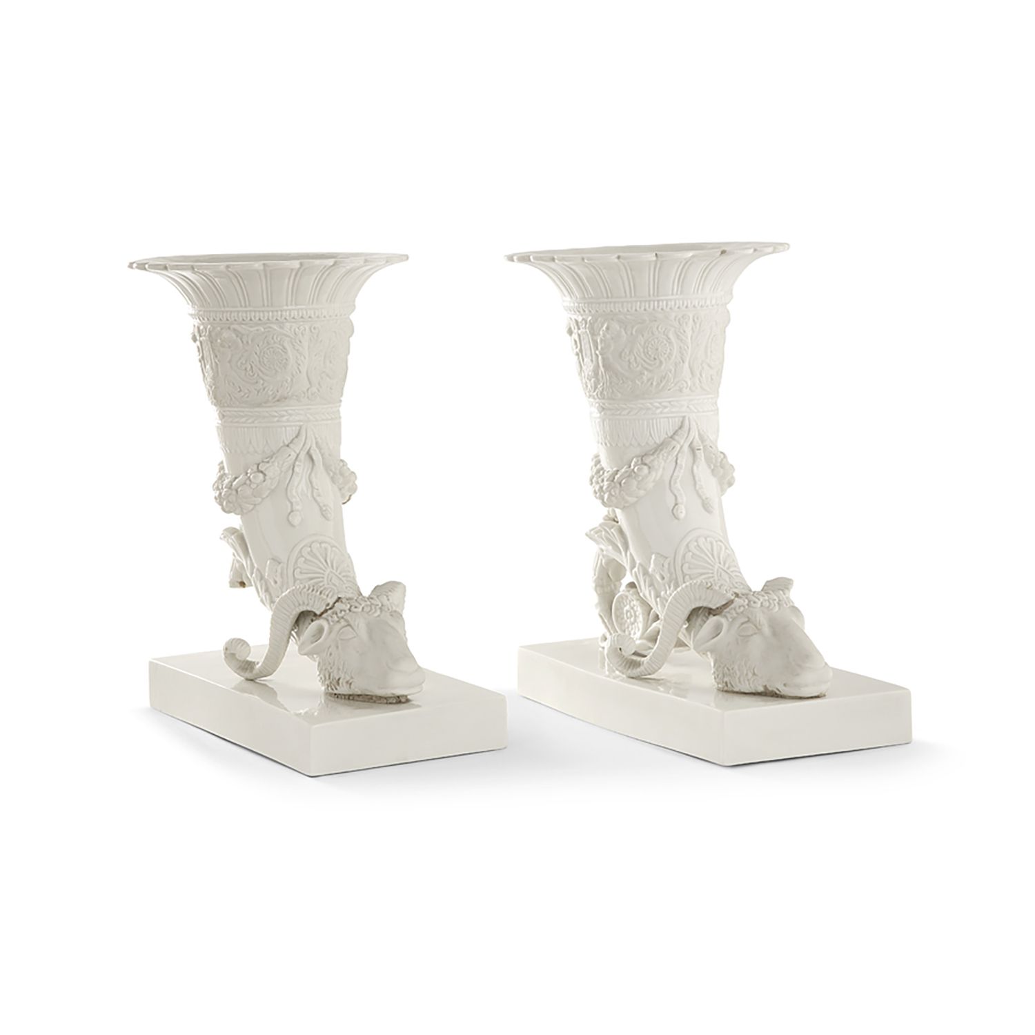 Null 一对Rhyton花瓶，巴黎，修复时期

白色珐琅彩瓷器，以公羊头为造型，在长方形的底座上放置一个杯子，上面有浮雕装饰的普提、琴声、玫瑰花和树叶。

(&hellip;