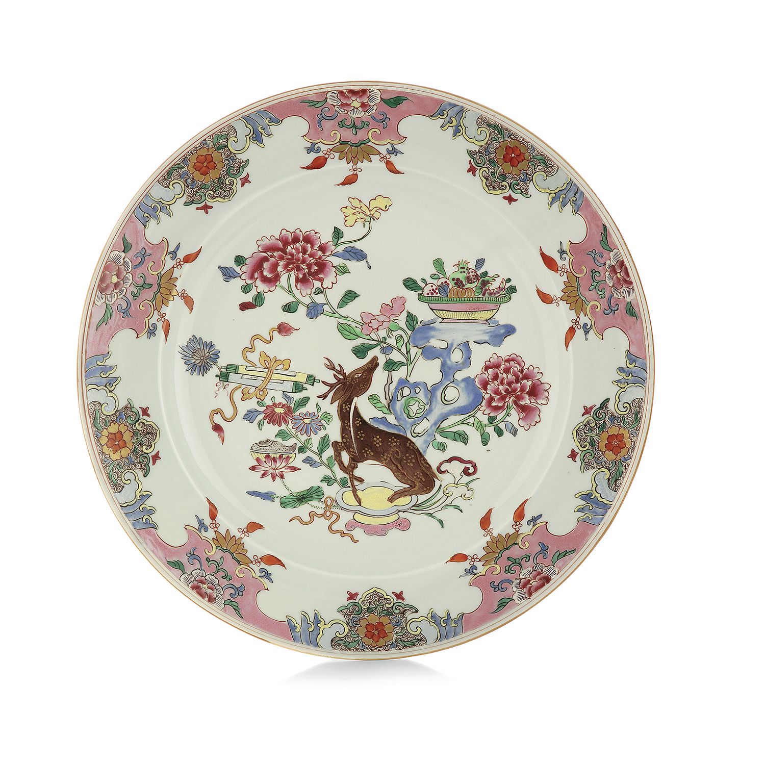 Null 圆盘，萨姆森，19世纪

一个印度公司风格的圆瓷盘，有粉彩的多色装饰，上面有一只鹿在开花的穿孔岩石附近，支撑着一个水果碗，翅膀上装饰着粉红色背景的开花&hellip;