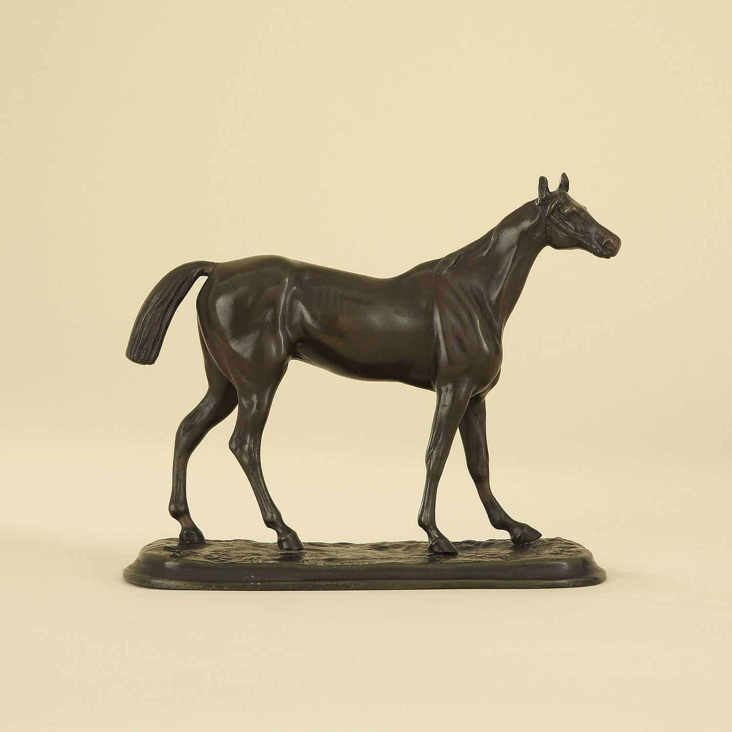 Null D'APRÈS PAUL-ÉDOUARD DELABRIÈRE (1829-1904) CHEVAL À L'ARRÊT Bronzo con pat&hellip;