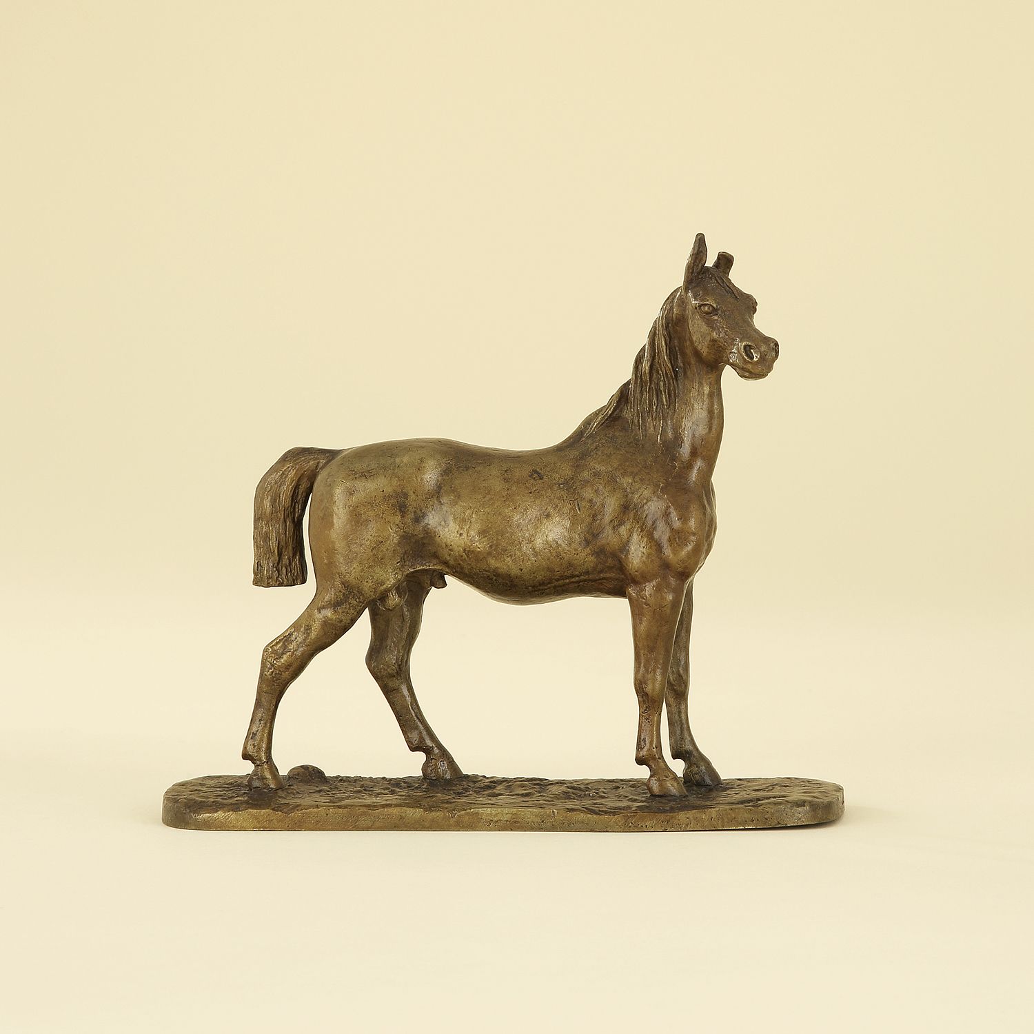 Null 克里斯托弗-弗拉廷(1801-1864)的作品，阿拉伯马在一个椭圆形的平台上 青铜，有棕色的铜锈；署名HAUT。14 cm - 5 1/2 in.郎咸&hellip;