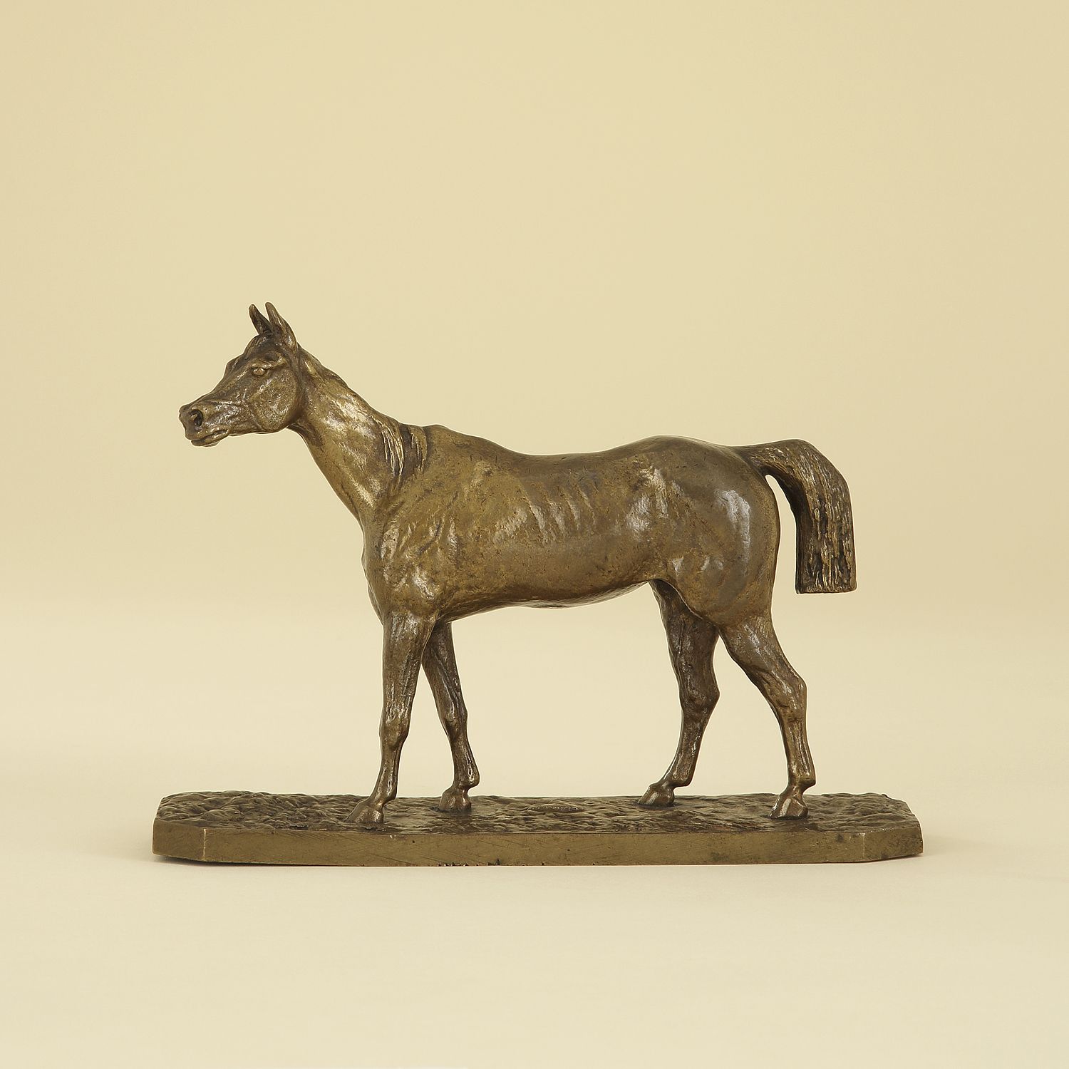 Null 仿照CHRISTOPHE FRATIN (1801-1864)的作品，阿拉伯马在六边形的平台上 青铜，有棕色的铜锈，有HAUT的签名。12 cm - &hellip;