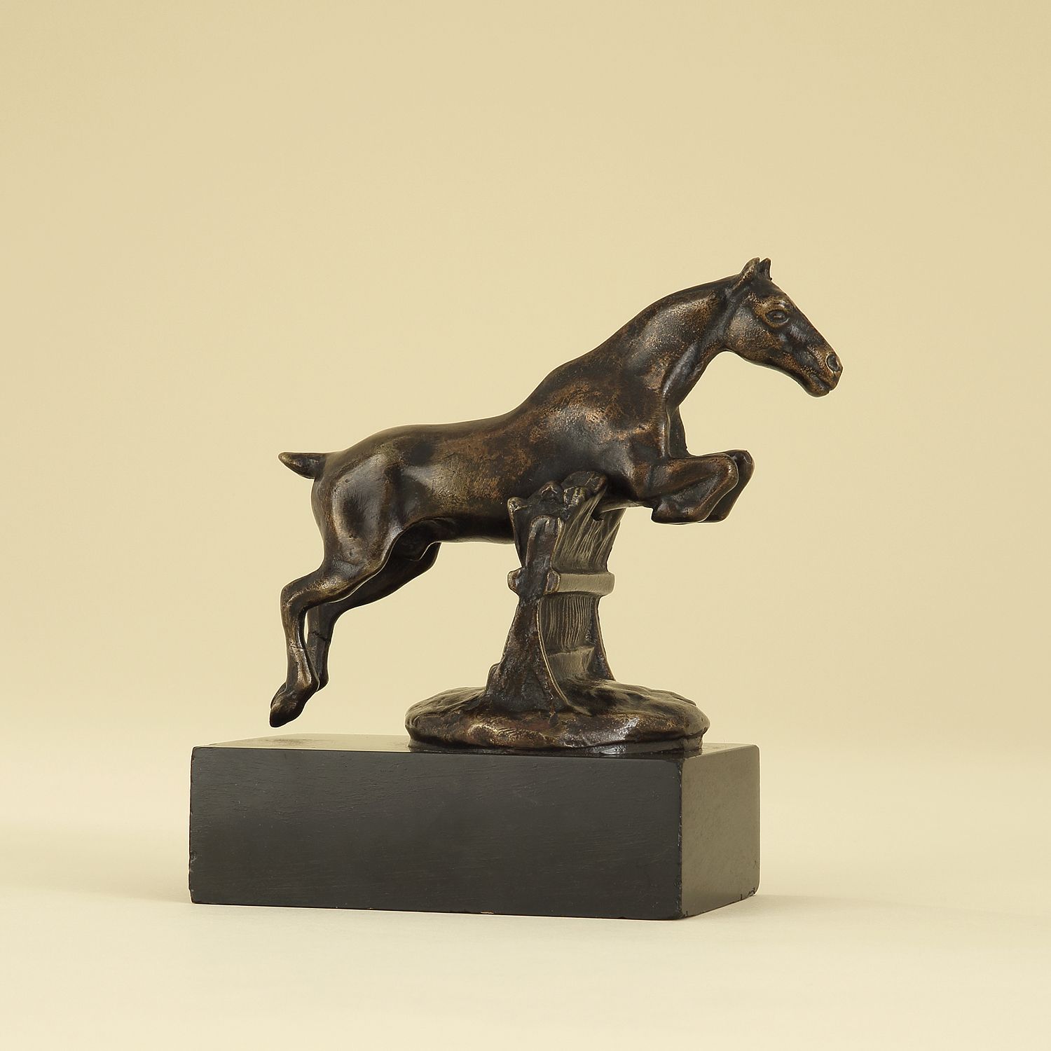 Null GASTON D'ILLIERS (1876-1932) CHEVAL SAUTANT UNE HAIE Bronze with brown pati&hellip;