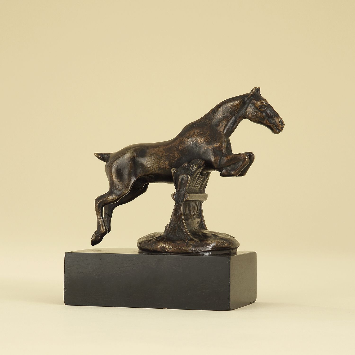 Null GASTON D'ILLIERS (1876-1932) CHEVAL SAUTANT UNE HAIE Bronce con pátina marr&hellip;