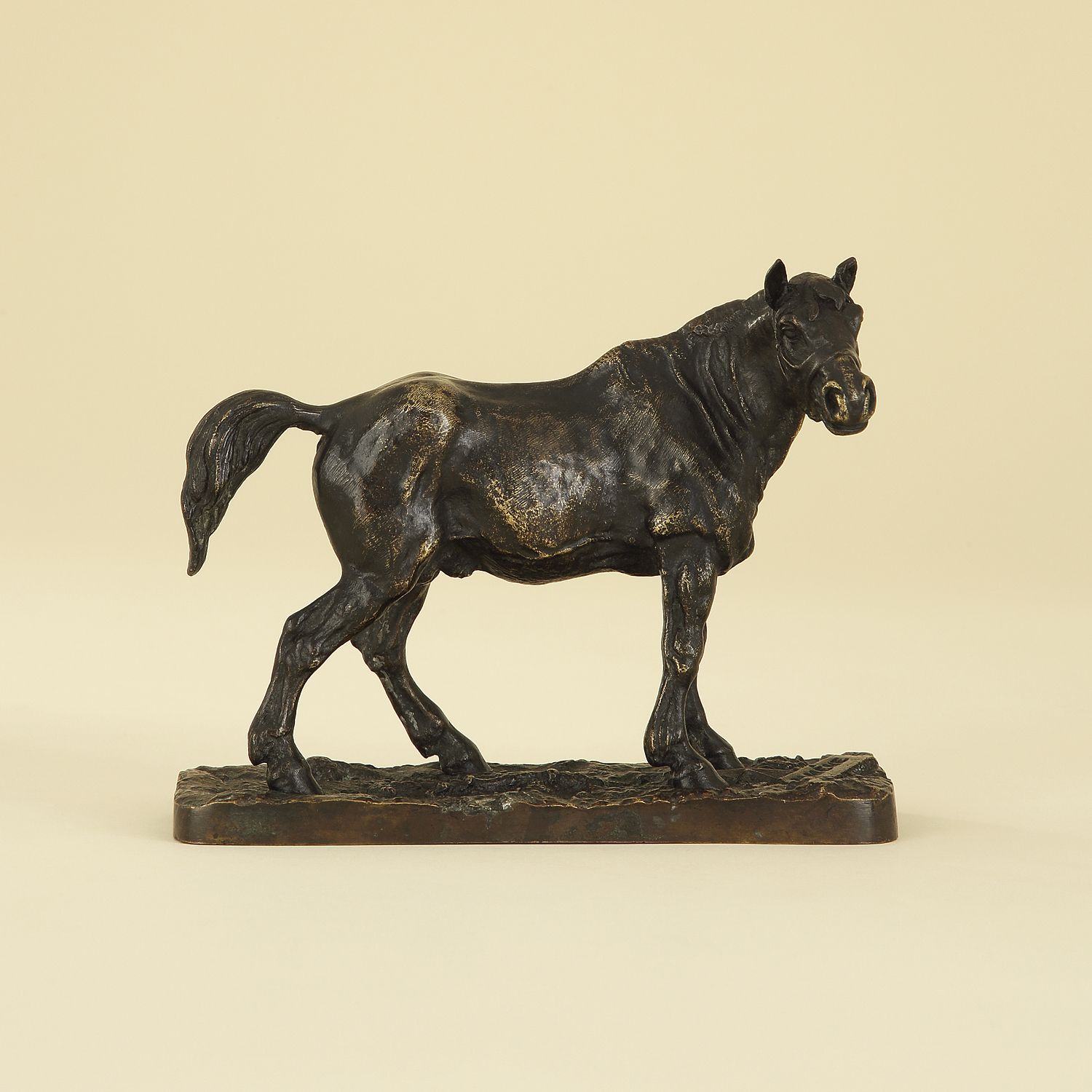 Null 根据PIERRE JULES MÈNE (1810-1879) CHEVAL À L'ARRÊT PORTANT UN LICOL 青铜，有棕色铜锈；&hellip;