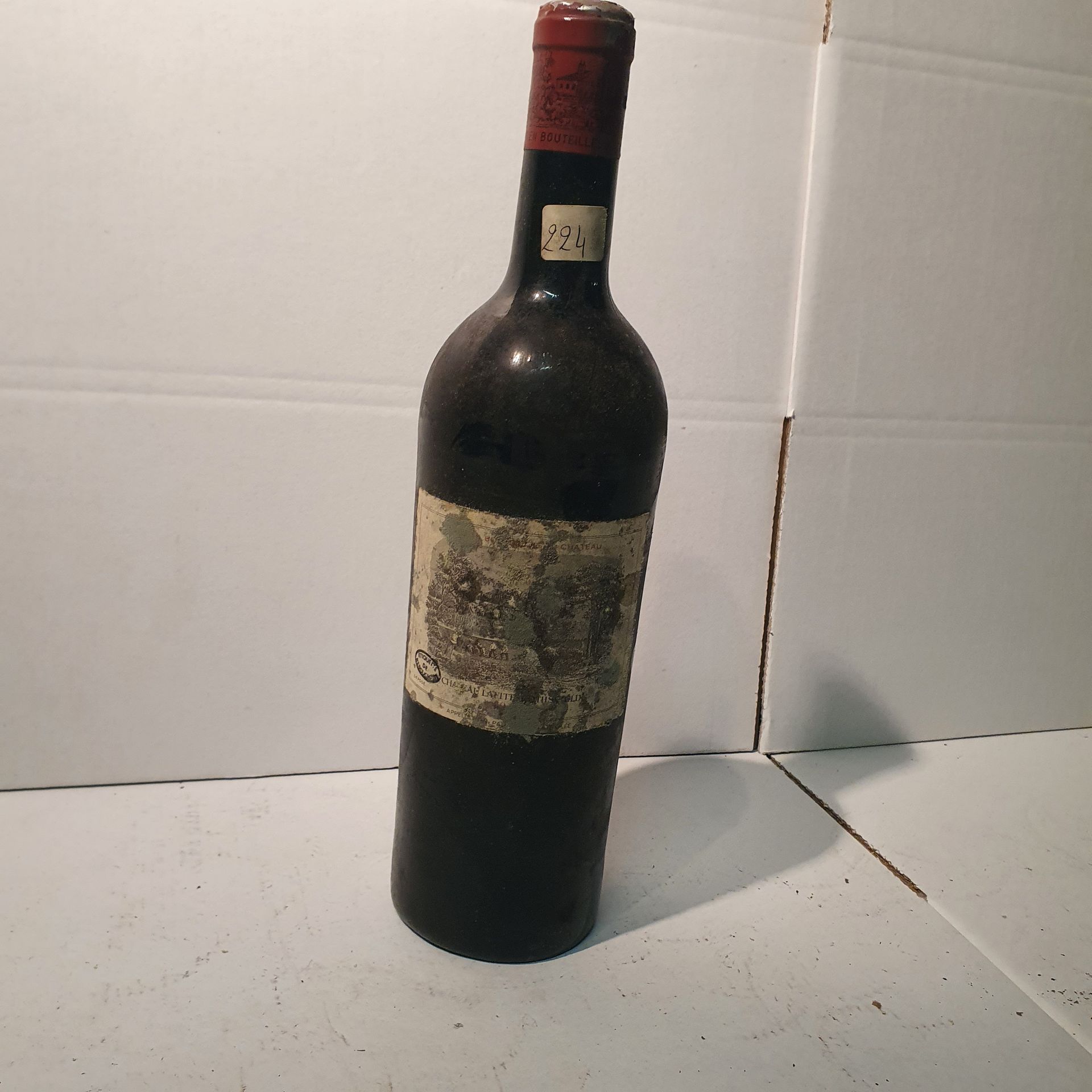 Null 1 Flasche Château LAFITE-ROTHSCHILD, 1° cru Pauillac 1918, 1986 auf dem Sch&hellip;