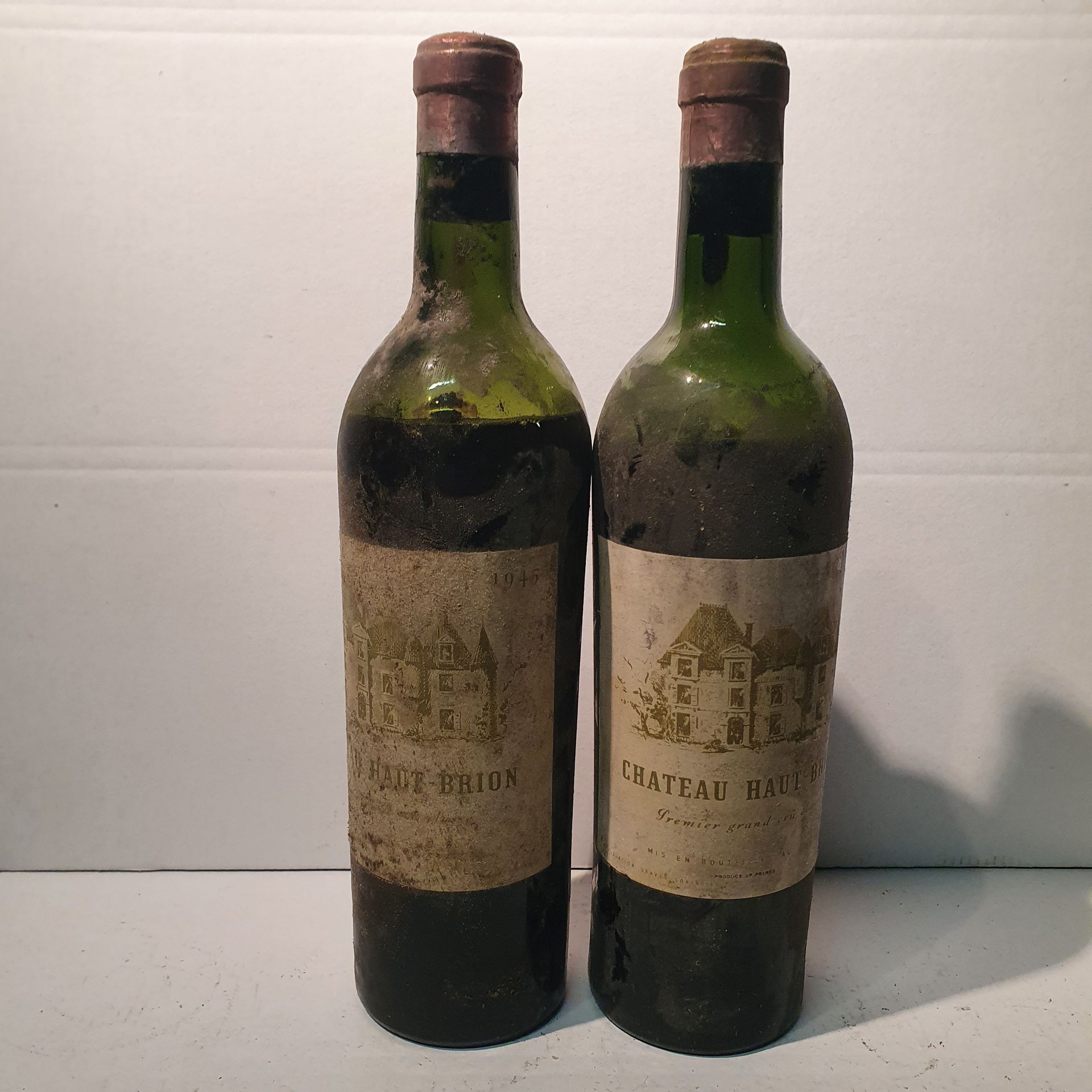 Null 2 bouteilles Château HAUT-BRION, 1° cru Pessac-Léognan 1945 ET, 1 B, 1 B/V