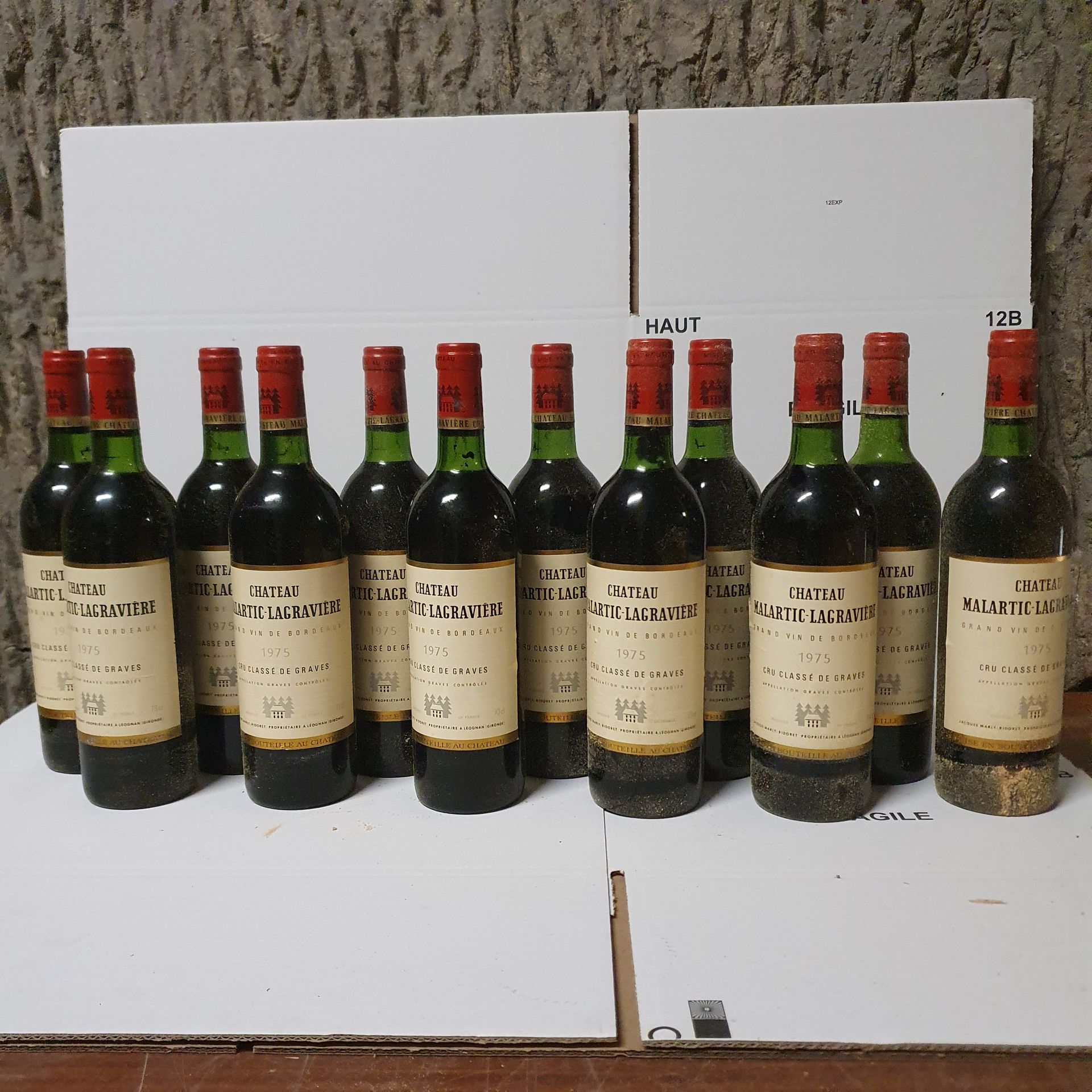 Null 12 botellas Château MALARTIC-LAGRAVIERE, Pessac-Léognan 1975 CB 1MB, 2TLB
