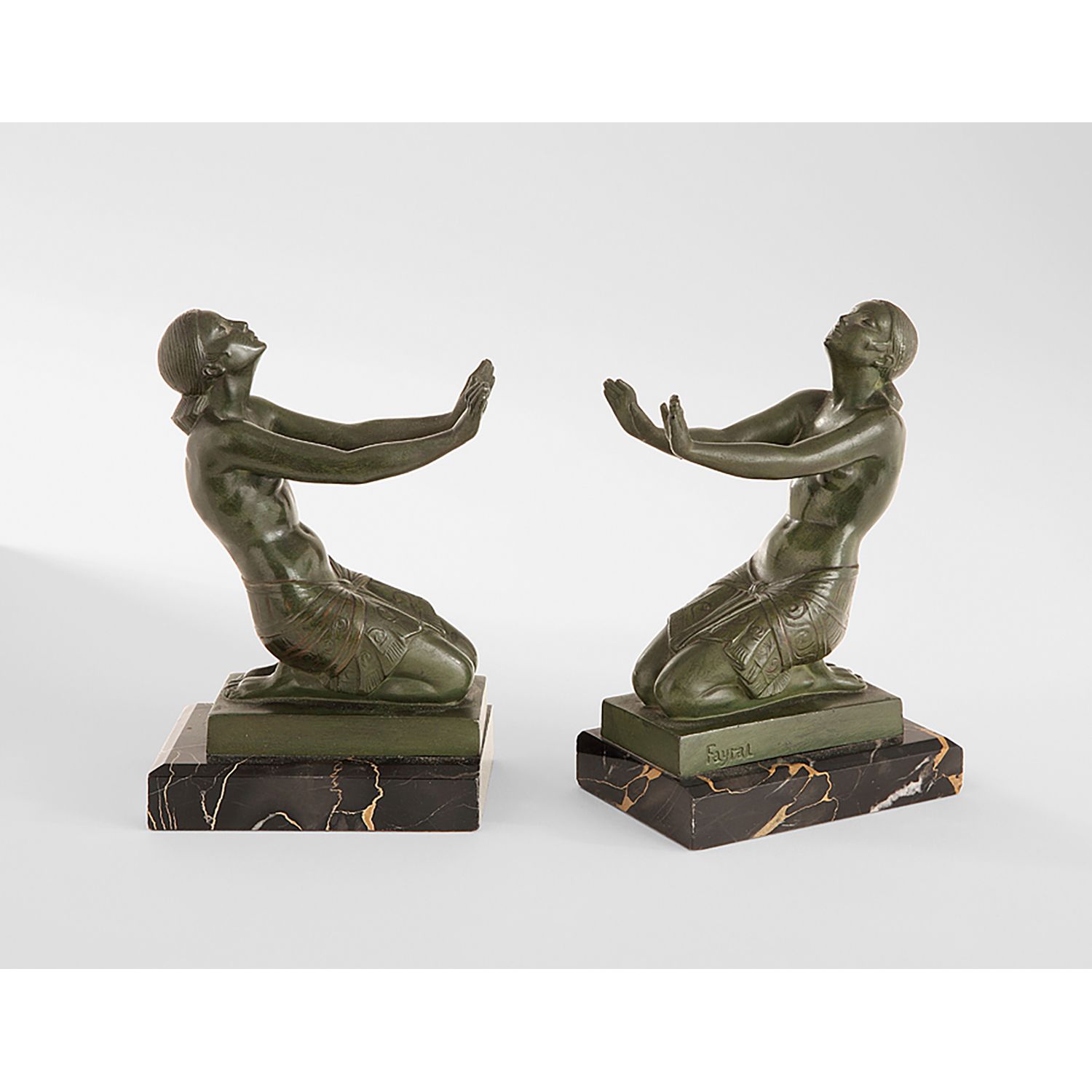 Null 皮埃尔-勒-法盖斯（又称法拉尔）（1892-1962）。

一对带有绿色铜锈的书架，表现了两个穿着埃及风格腰带的跪着的女人，portor大理石底座。刻&hellip;