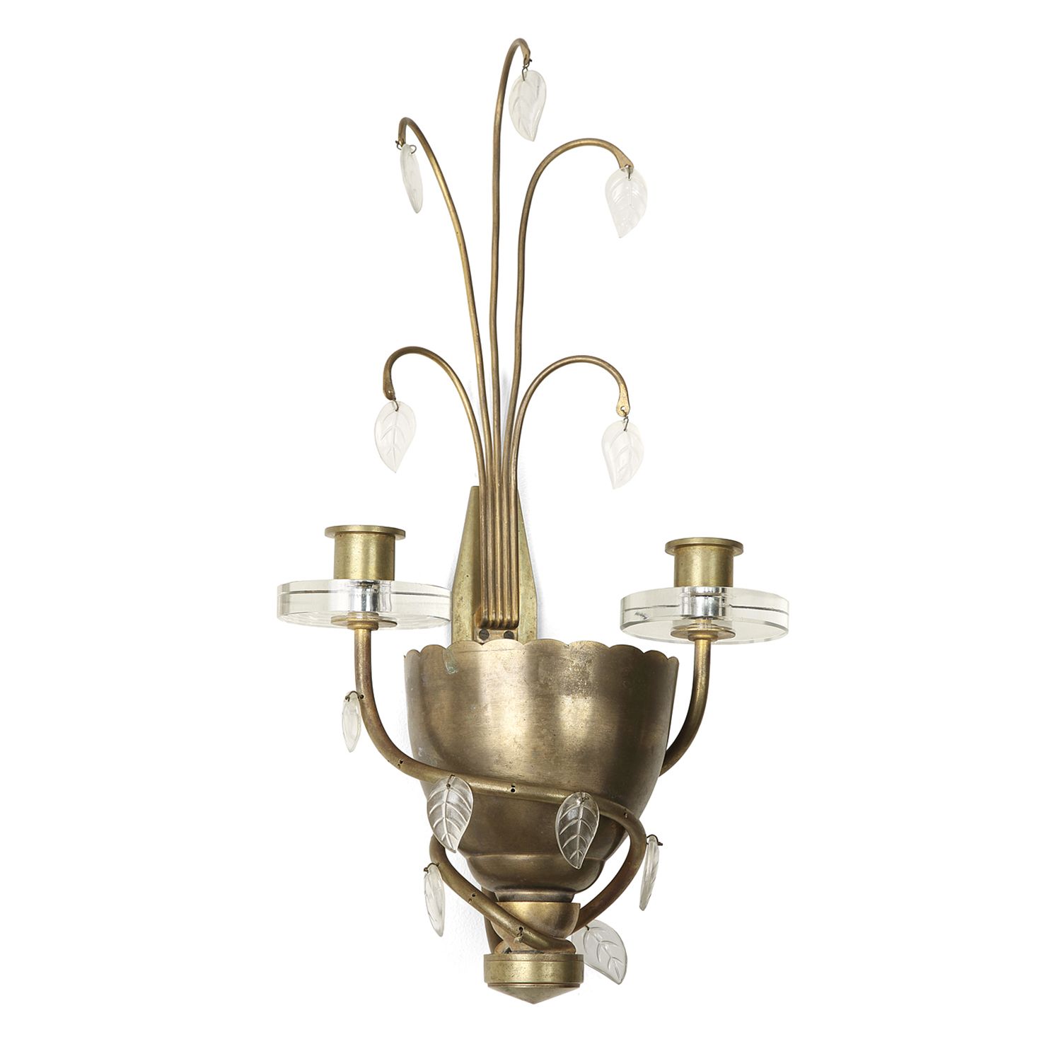 Null 40'S

一盏黄铜壁灯，中央的空心碗形成了一个风格化的烛台，植物线与半透明的玻璃叶子相配合，玻璃灯芯。

一盏黄铜壁灯，玻璃花纹元素。



H 4&hellip;