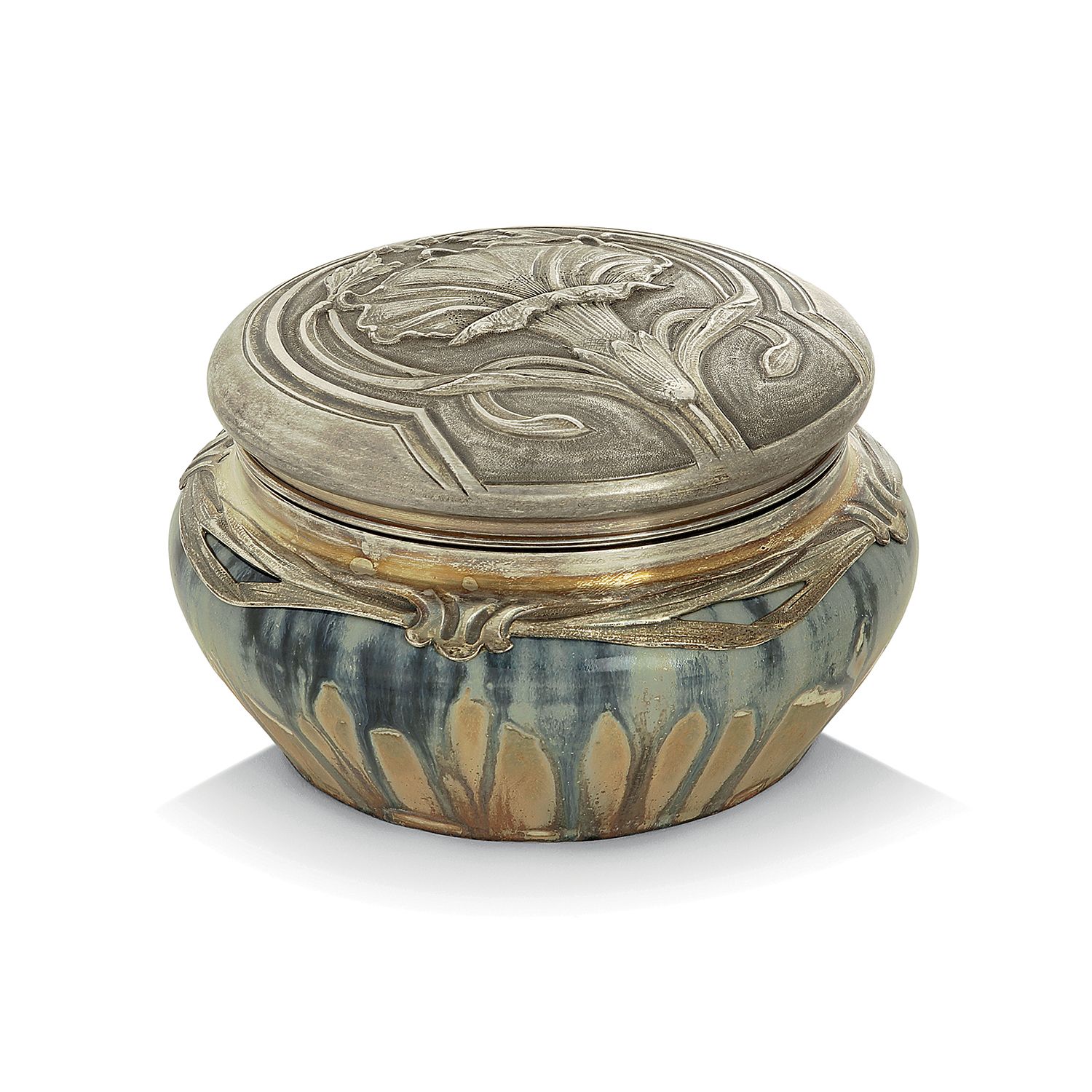 Null 维克托-萨基尔(1809-1894)&萨基尔(金匠)

一个炻器圆盒，在赭石和米色的背景上装饰有蓝色的耦合物，有一个银色的植物支架和盖子，上面有浮雕的&hellip;