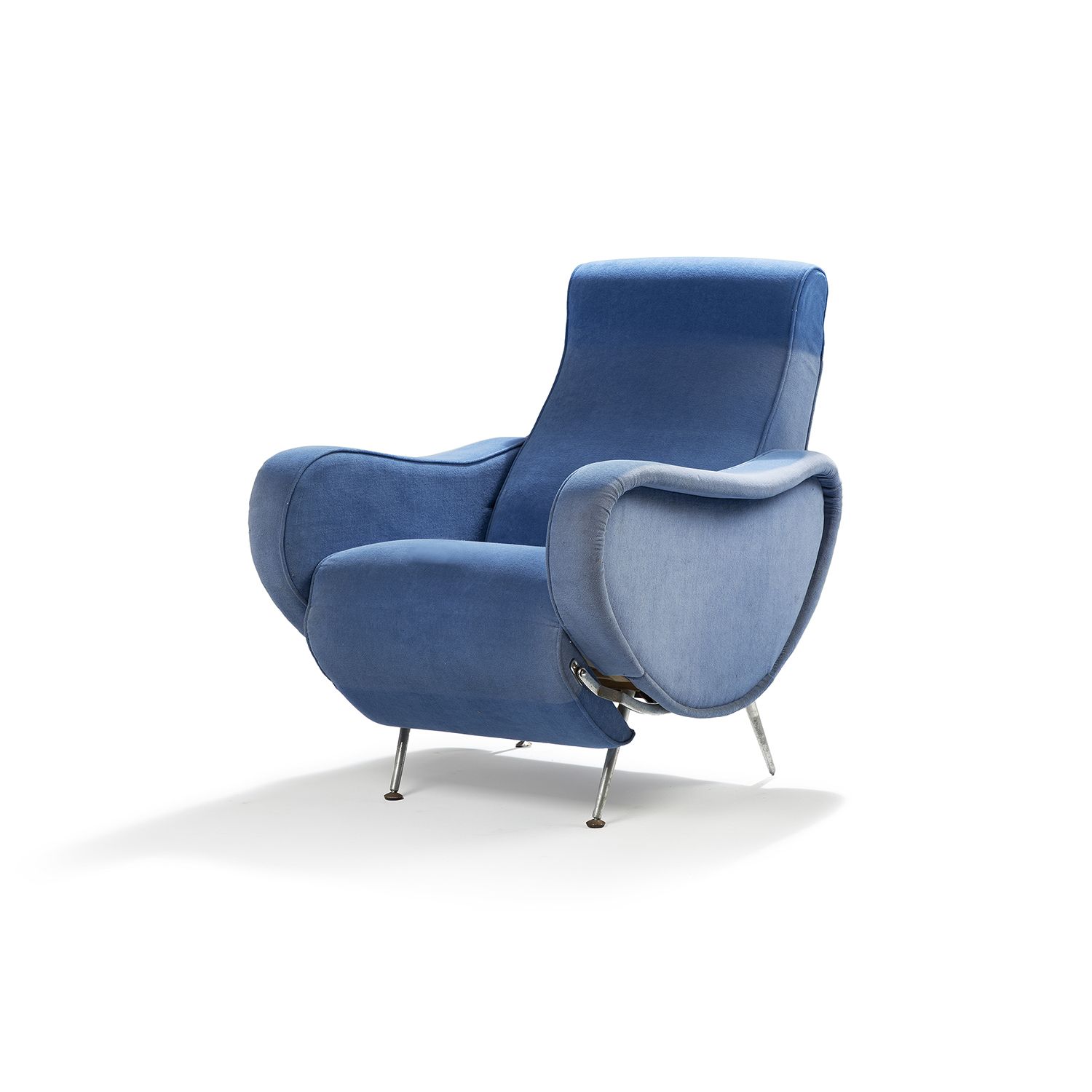 Null 1950'S

一套两个低矮的扶手椅，锥形的镀铬金属腿放在活动的菱形上，桶状的座椅有木质结构，扶手形成椭圆形的带子。整体用泡沫做软垫，一个用厚厚的红色&hellip;