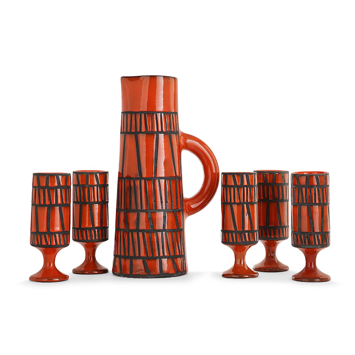 Null 罗杰-卡普伦(1922-2006)

陶器橙汁套装，包括一个截顶的圆锥壶和五个马扎格兰，几何楣饰，黑色雕刻背景上的石蜡储备朱红色珐琅。珐琅彩签名 "C&hellip;