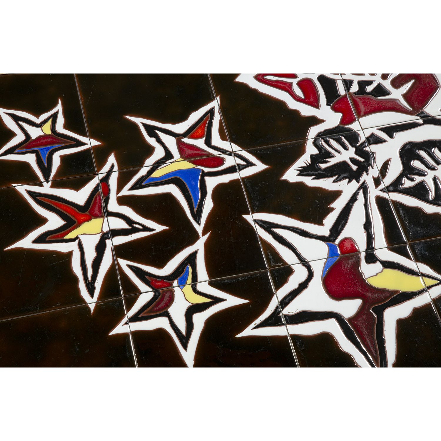 Null 让-卢卡 (1892 -1966)

松木和橡木饰面的长方形茶几，护套式底座，由15块瓷砖组成，插入顶部，多色珐琅装饰的大叶子和星星。

(一块破裂的&hellip;