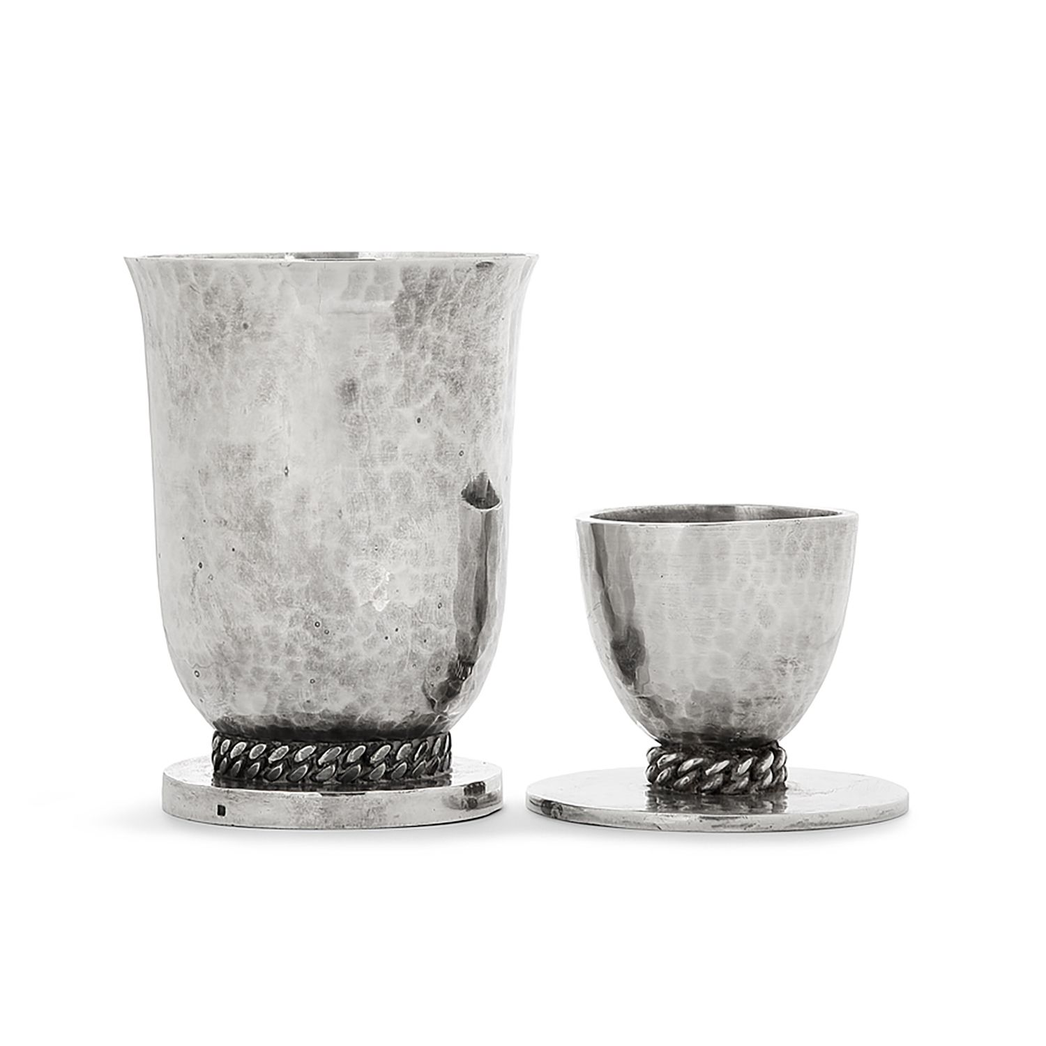 Null 让-德斯普雷斯 (1889 -1980)

一套镀银的蛋杯和计时器，表面经过锤击，装饰有灵活的链子。签名为 "J.Desprès"，定音鼓上有标题印章&hellip;