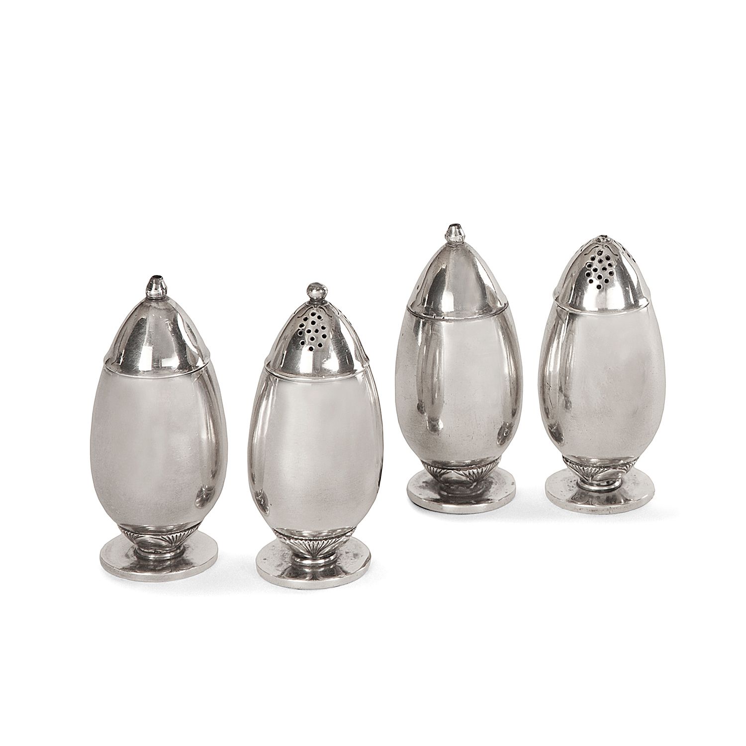 Null 乔治-延森(1866-1935)和贡多芬-阿尔伯特(1887-1970)

一套两个银制的盐和胡椒罐，卵形的主体，底部有棕榈花纹装饰，圆形的底座，大约&hellip;