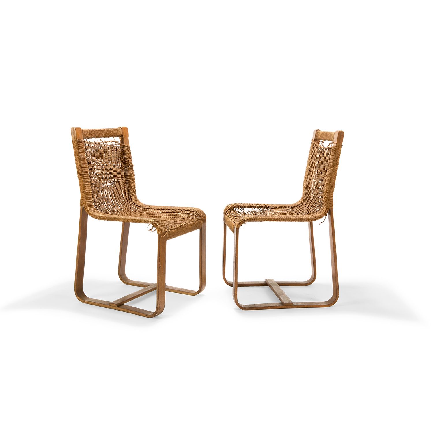 Null 朱塞佩-帕加诺(1896-1945)

一对椅子，其热成型的核桃木胶合板结构由板条组成，板条在背部连接，座椅和靠背由编织绳制成。制造商的印章Maggi&hellip;