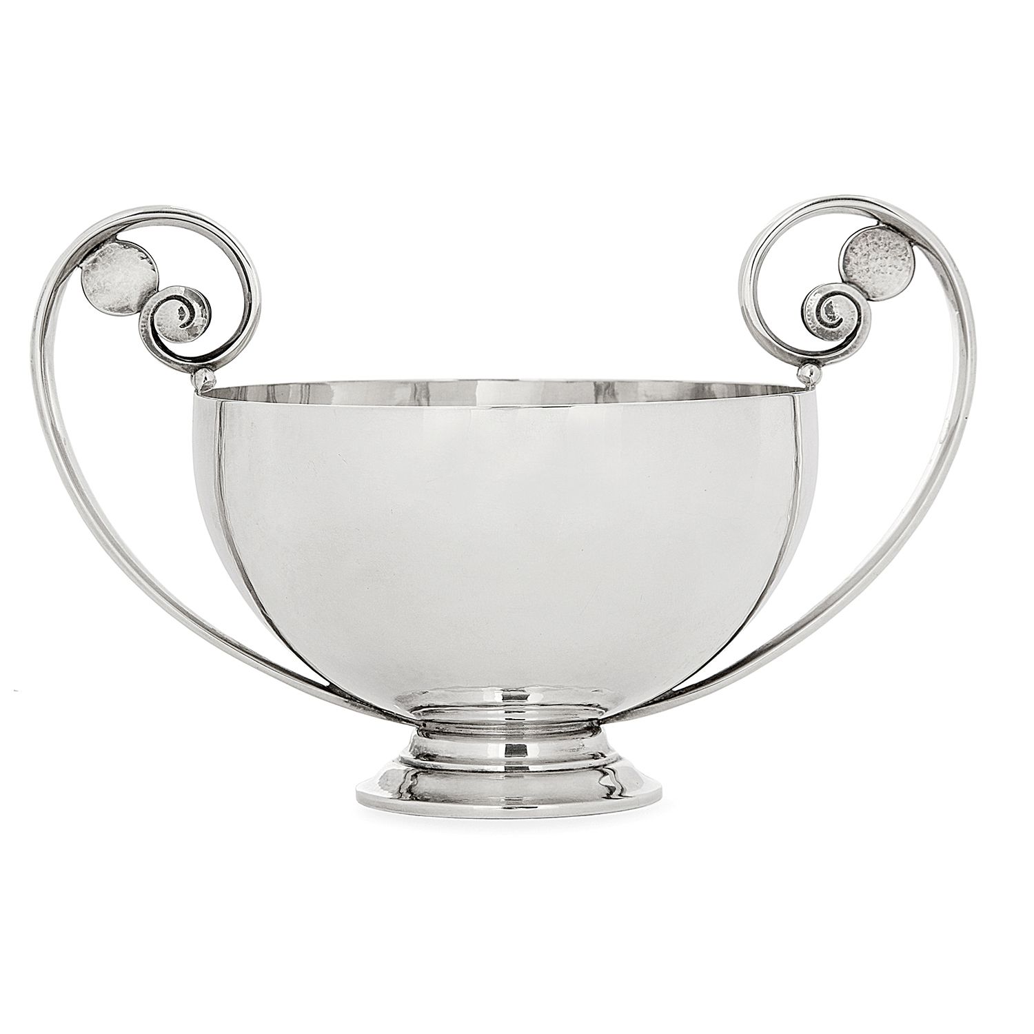 Null 约翰-罗赫德(1856-1935)和乔治-延森(金匠)

小银碗，设计于1919年，制作于20世纪30年代，锤击的碗身有两个宽大的卷轴把手，末端是锤击&hellip;
