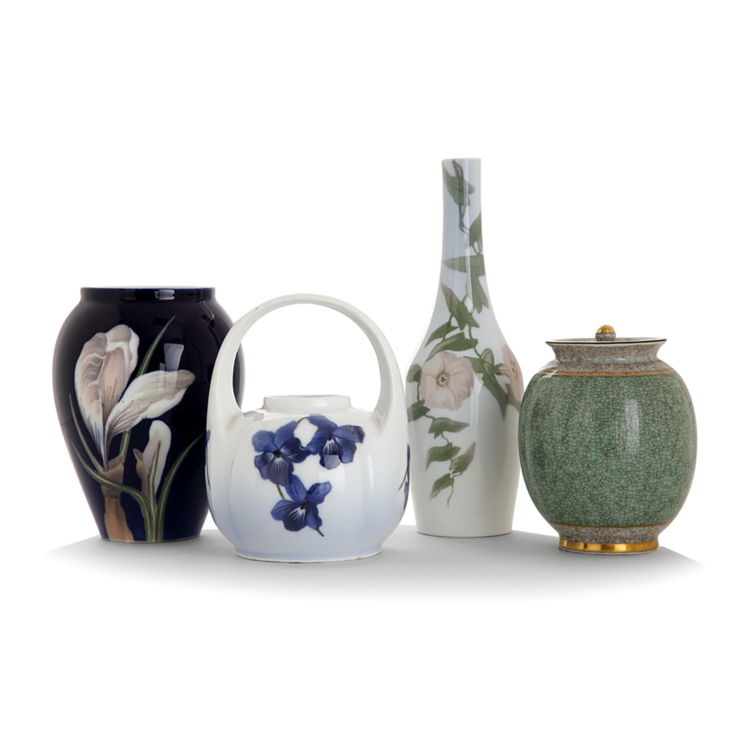 Null 皇家哥本哈根（制造）。一套四件瓷器包括：- 卵形花瓶，有colchicum装饰，蓝底多色珐琅。高11,8厘米-高4 5/8英寸。- 一个小花瓶，上面有&hellip;