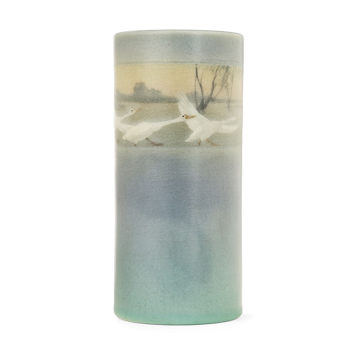 Null 白玉兰（1865-1948）和罗克伍德陶器

一个陶制的圆柱形花瓶，上面有彩色的滑块装饰，在灌木丛的背景上有一个鹅的门楣，多色的珐琅彩有渐变的粉色色调&hellip;