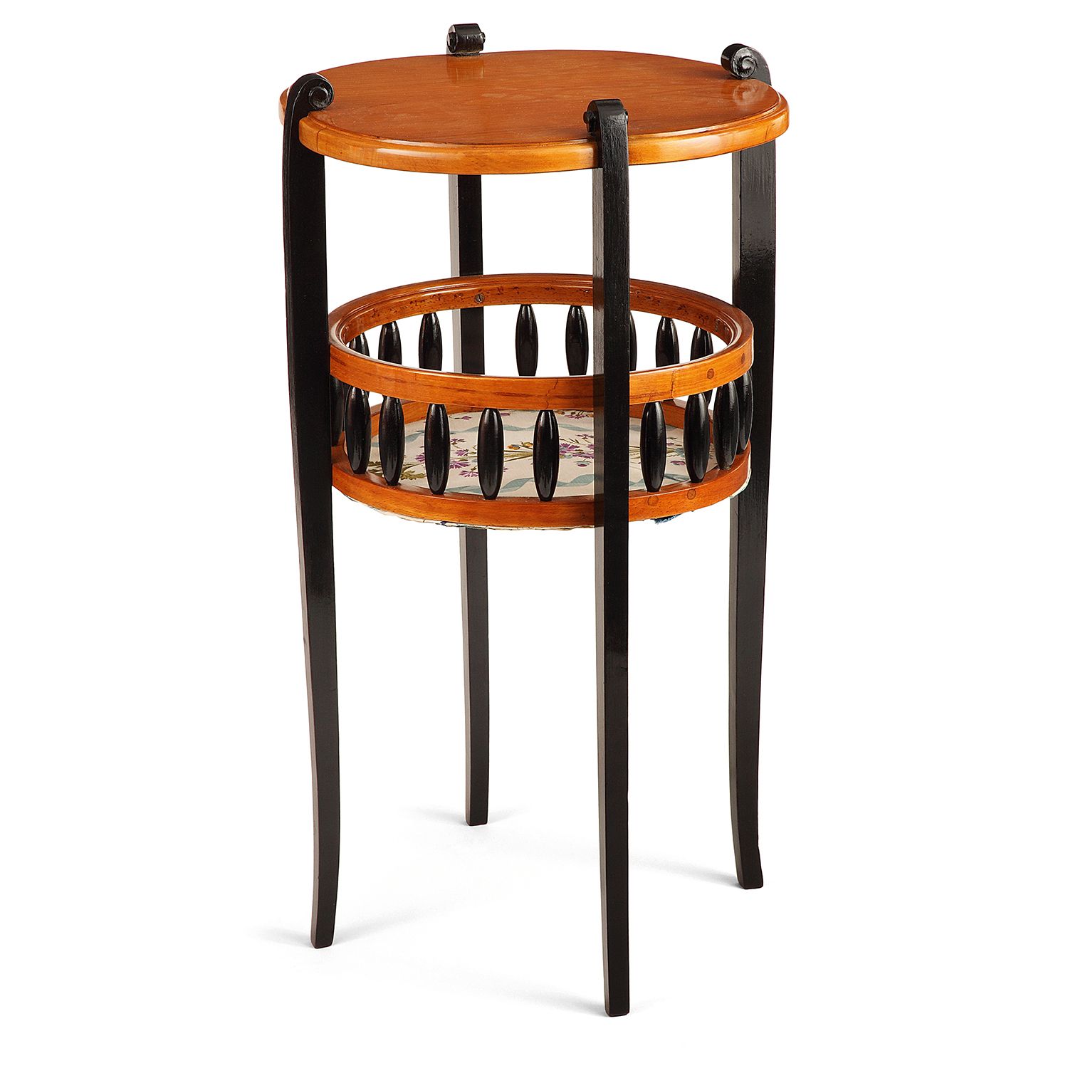 Null 安德烈-格鲁特(1884-1967)

优雅的圆形边桌，黑色漆面四脚底座形成高高的横杆，樱桃木桌面，织物覆盖的下层桌面，边上是樱桃木镂空长廊和黑色漆面&hellip;