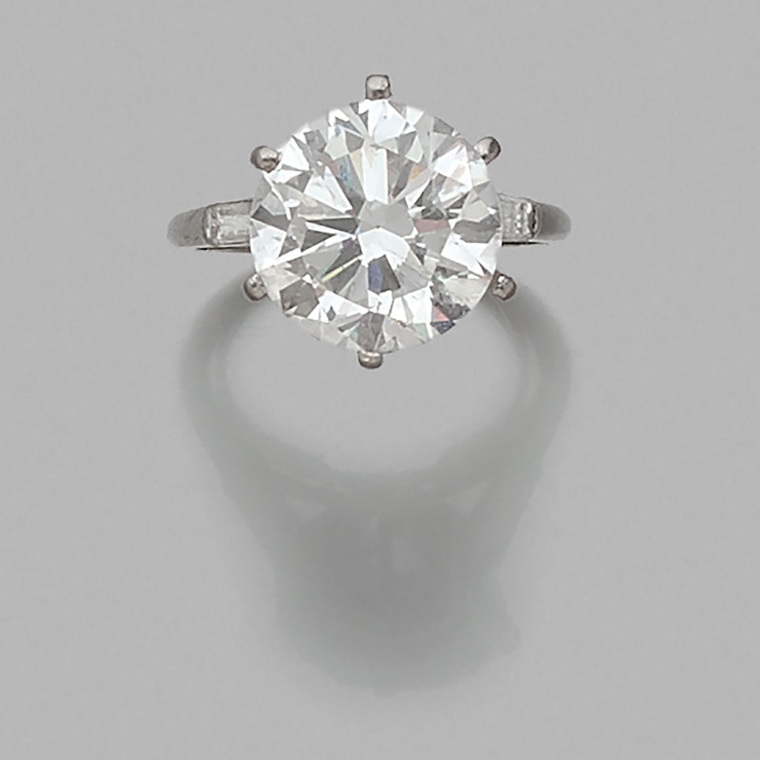 Null 法国的工作

单颗钻石戒指5.47克拉

戒指上镶嵌着一颗爪形切割的钻石，并以两颗长方形钻石为框架。这枚戒指是用铂金镶嵌的。

毛重：5.24克。

&hellip;