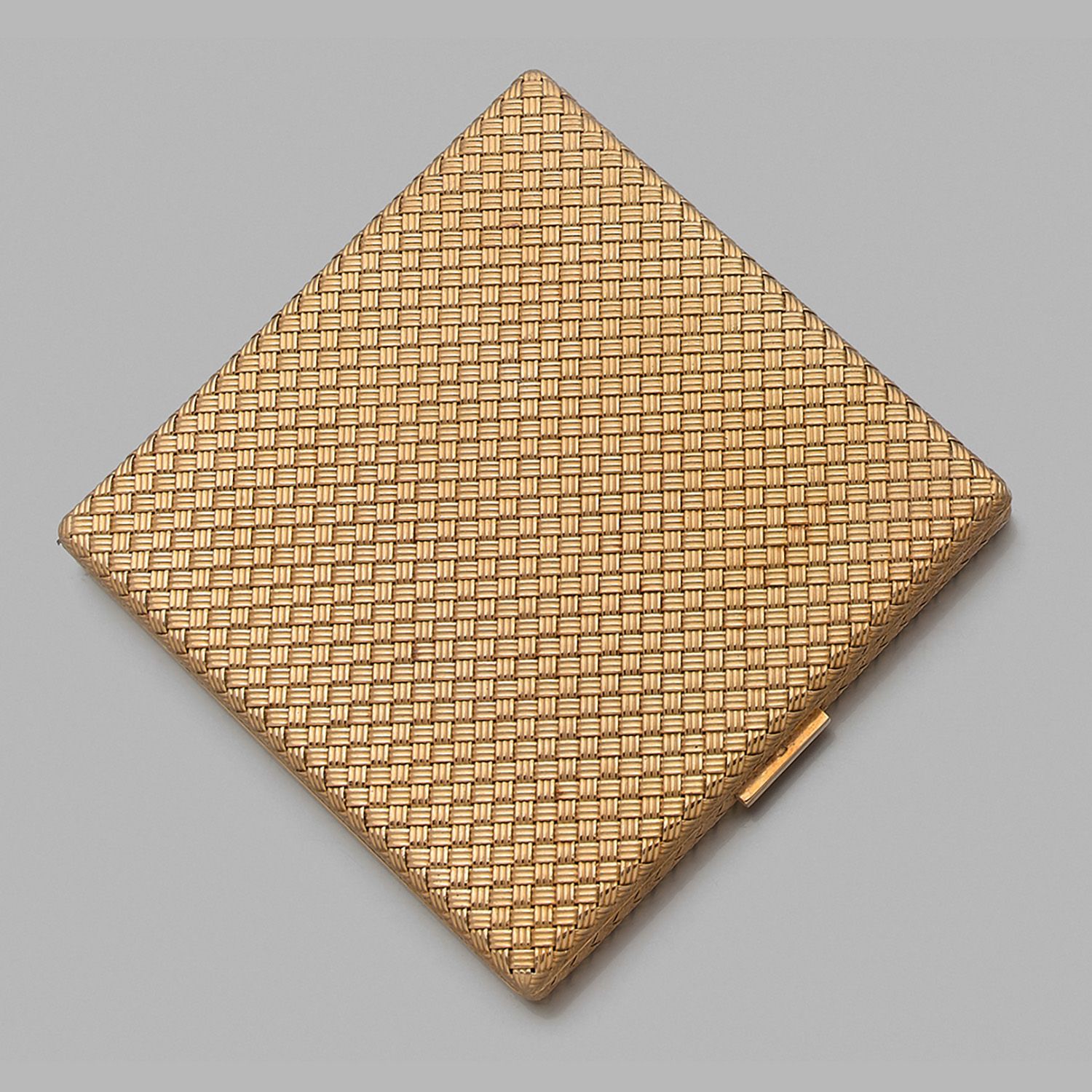 Null 法国作品 - 1950年代

金色柳条粉盒

它是方形的，由18K黄金篮子制成。内部显示了一面斜面镜子。

毛重：143.20克。

尺寸：7,3 x&hellip;