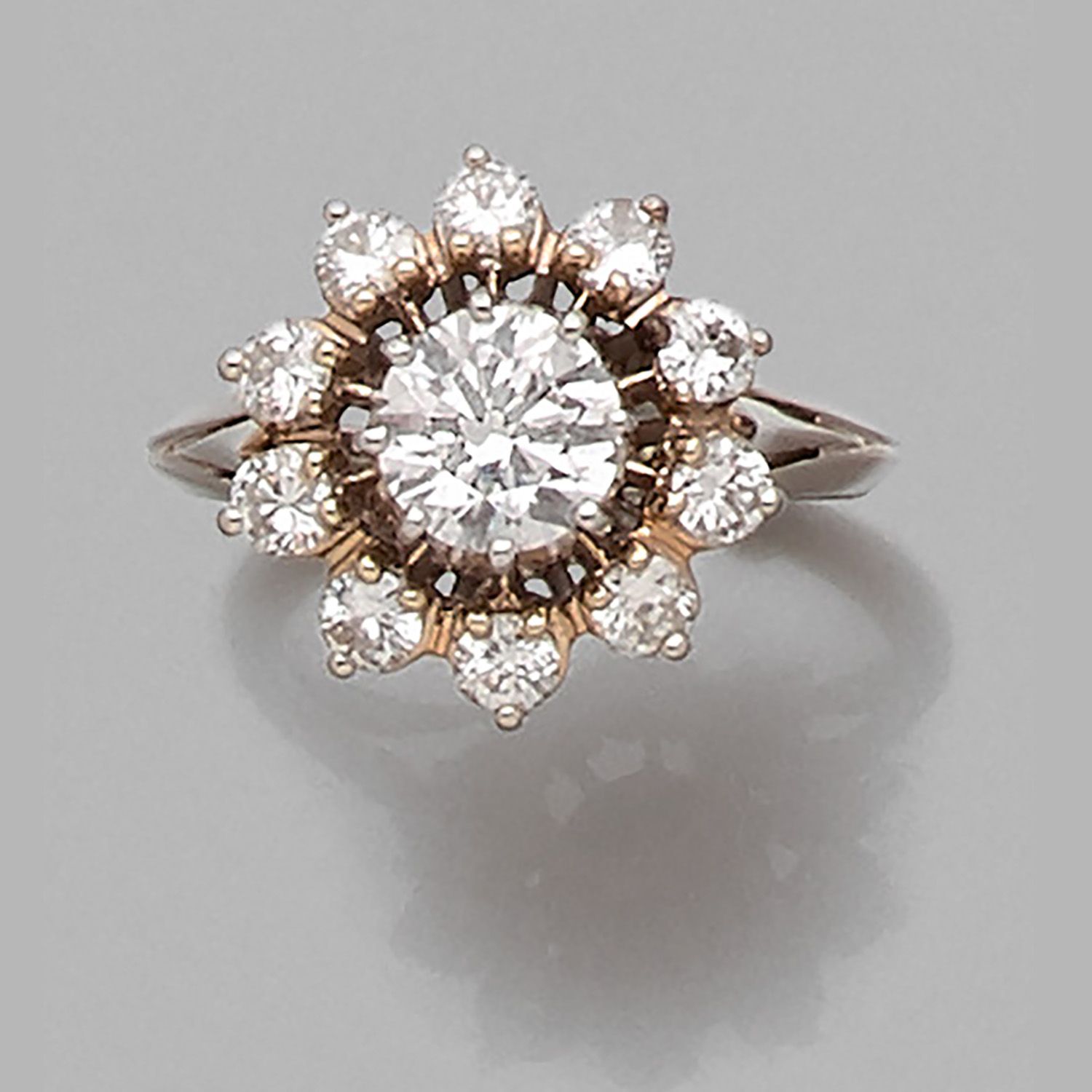 Null BAGUE MARGUERITE DIAMANTS

Elle est ornée d'un diamant de 0,82 carat taille&hellip;