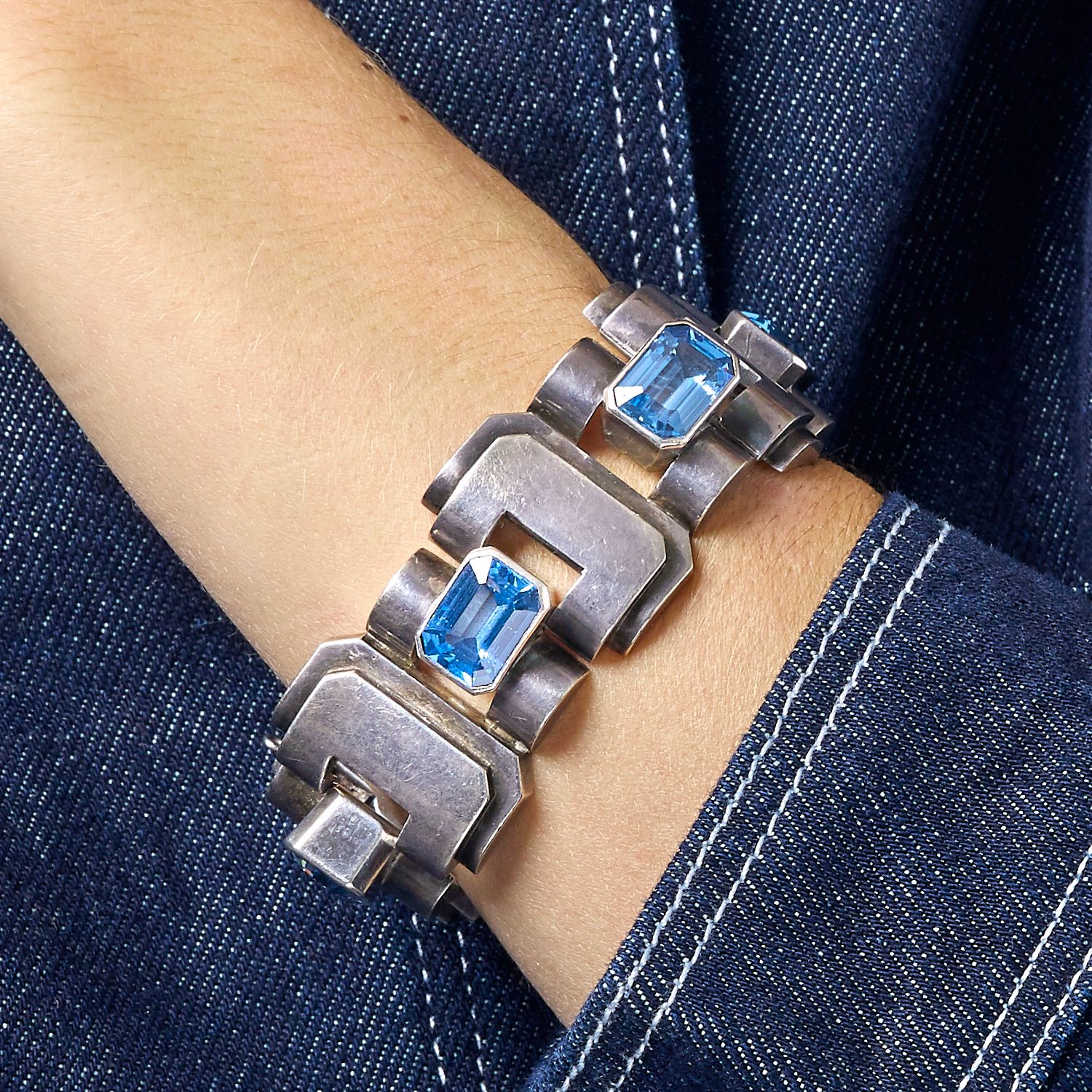 Null TRAVAIL FRANCAIS - ANNEES 1930

BRACELET A GRADINS ARGENT ET PIERRES BLEUES&hellip;