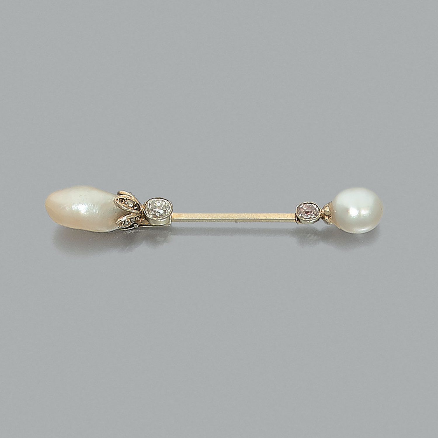 Null ANNEES 1910 EPINGLE DE JABOT PERLES FINES Elle porte deux perles fines de f&hellip;