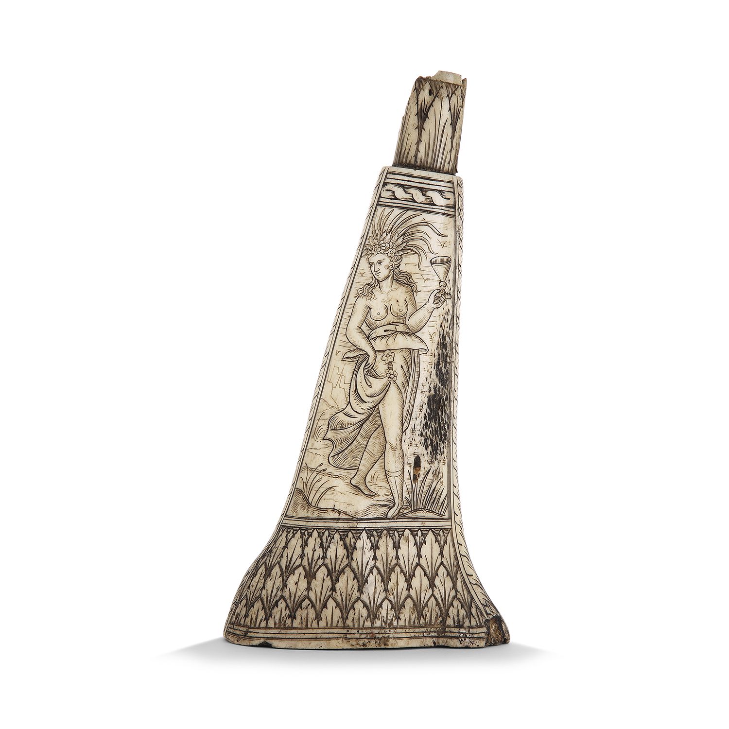Null 粉壶，17世纪的印度-葡萄牙作品，在雕刻的海洋象牙中，装饰着印度妇女的古装风格，其中一个带着羽毛的皇冠，左手拿着一个杯子，另一个带着花冠，拿着一个由叶&hellip;